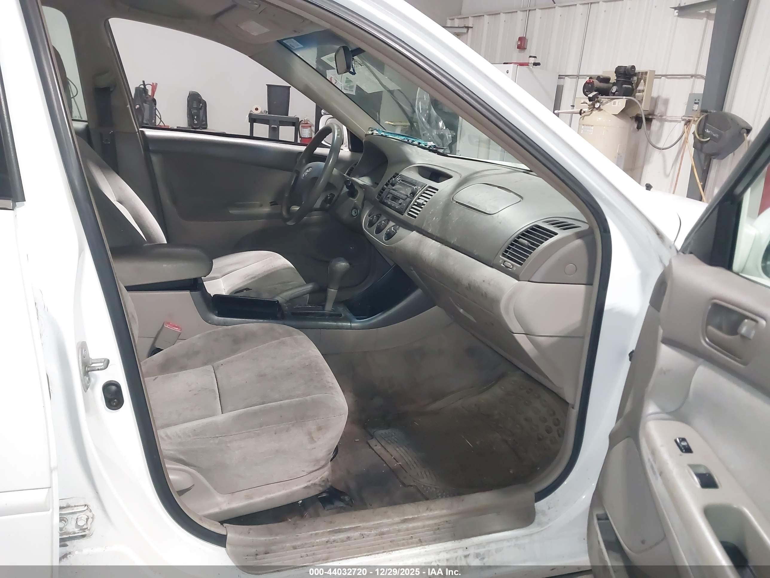 TOYOTA CAMRY image 5