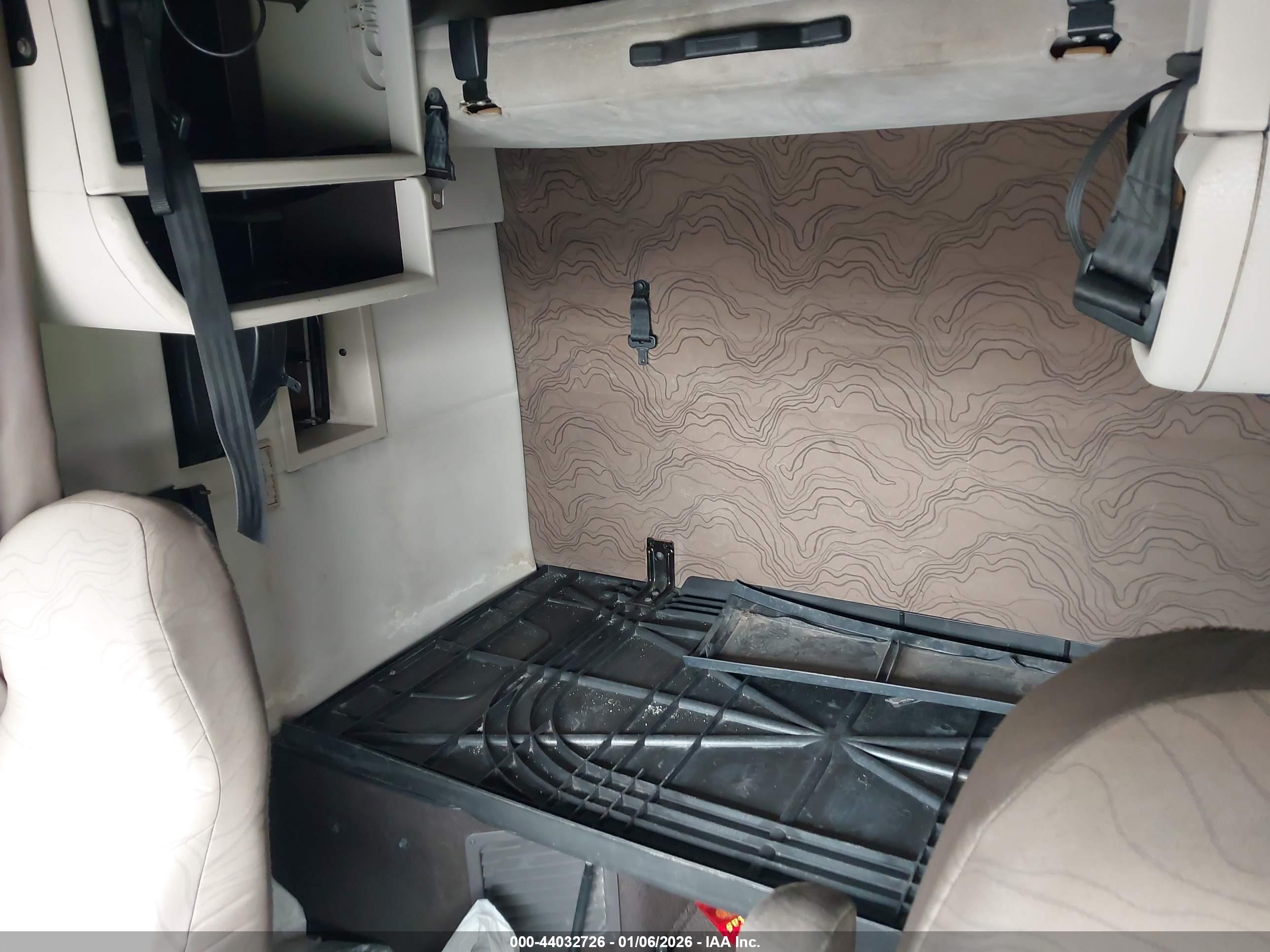 VOLVO VN image 7