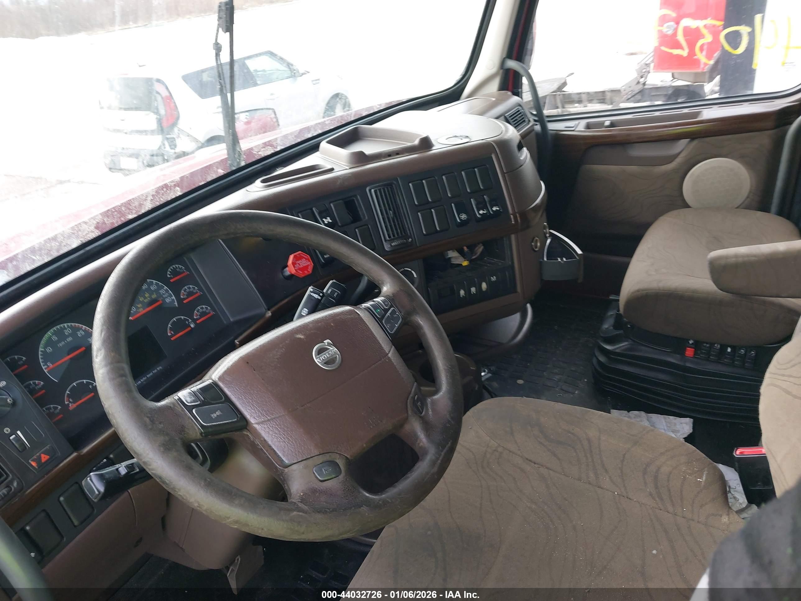 VOLVO VN image 8