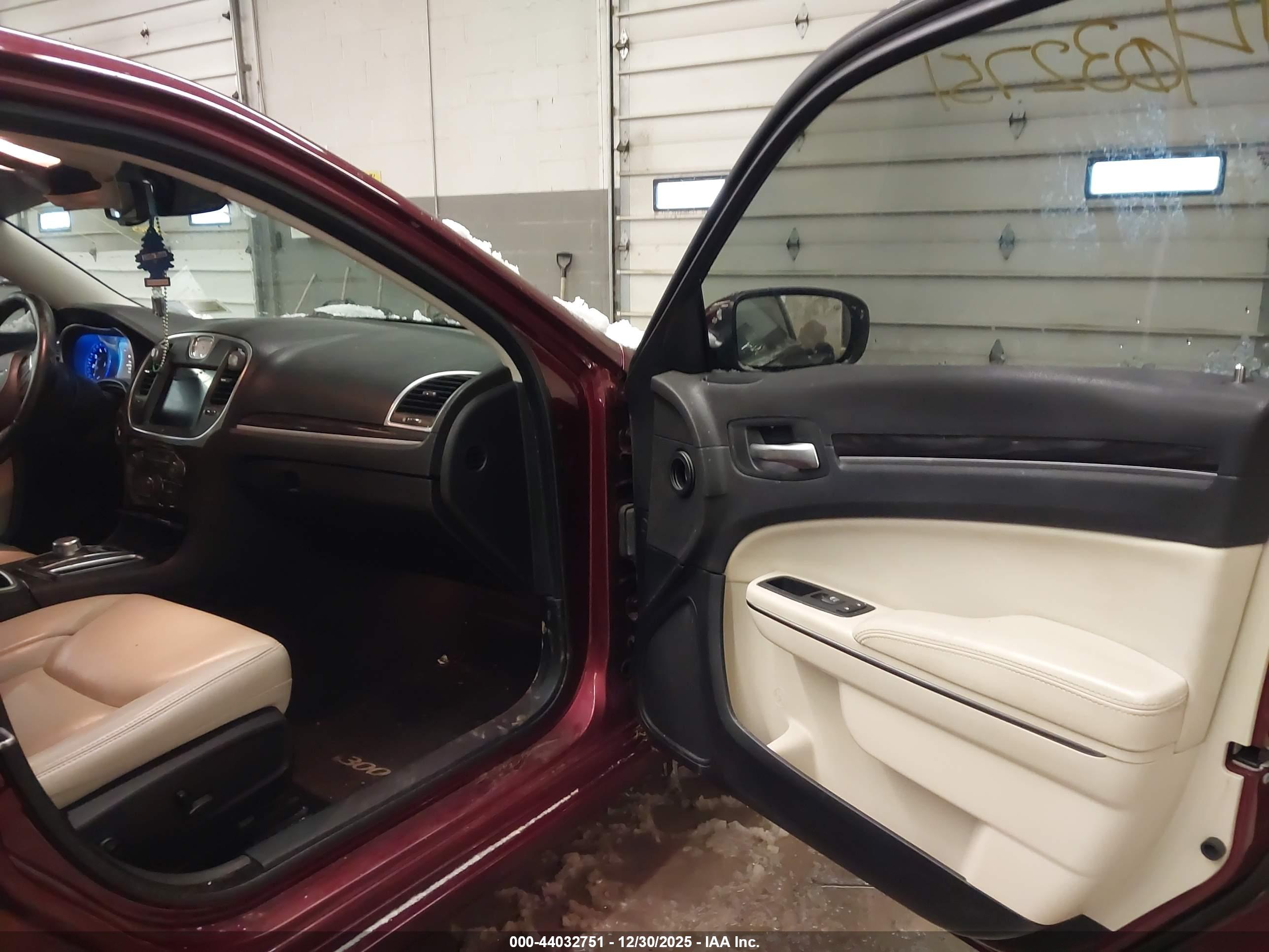 CHRYSLER 300 image 5