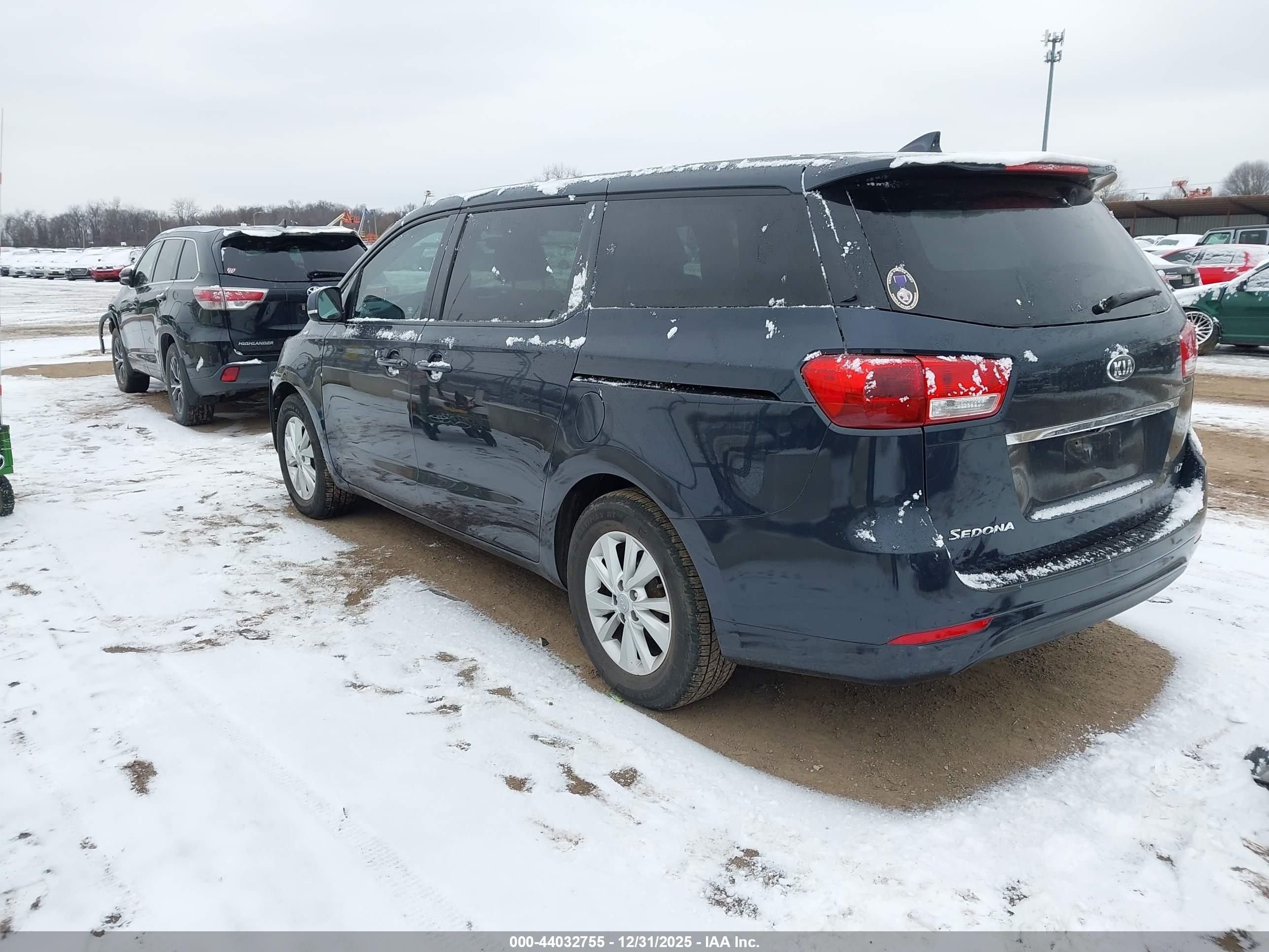 KIA SEDONA image 3