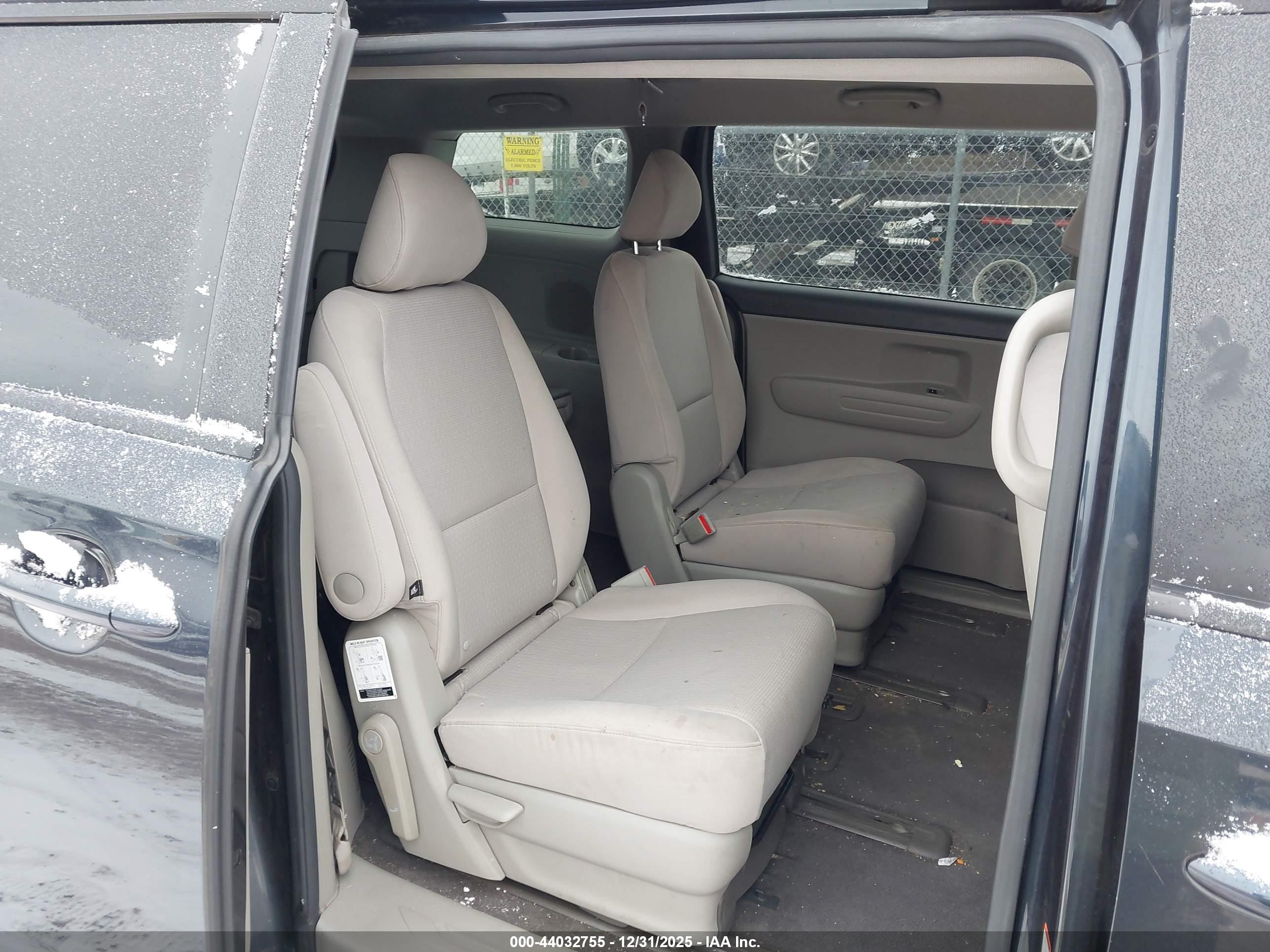 KIA SEDONA image 8