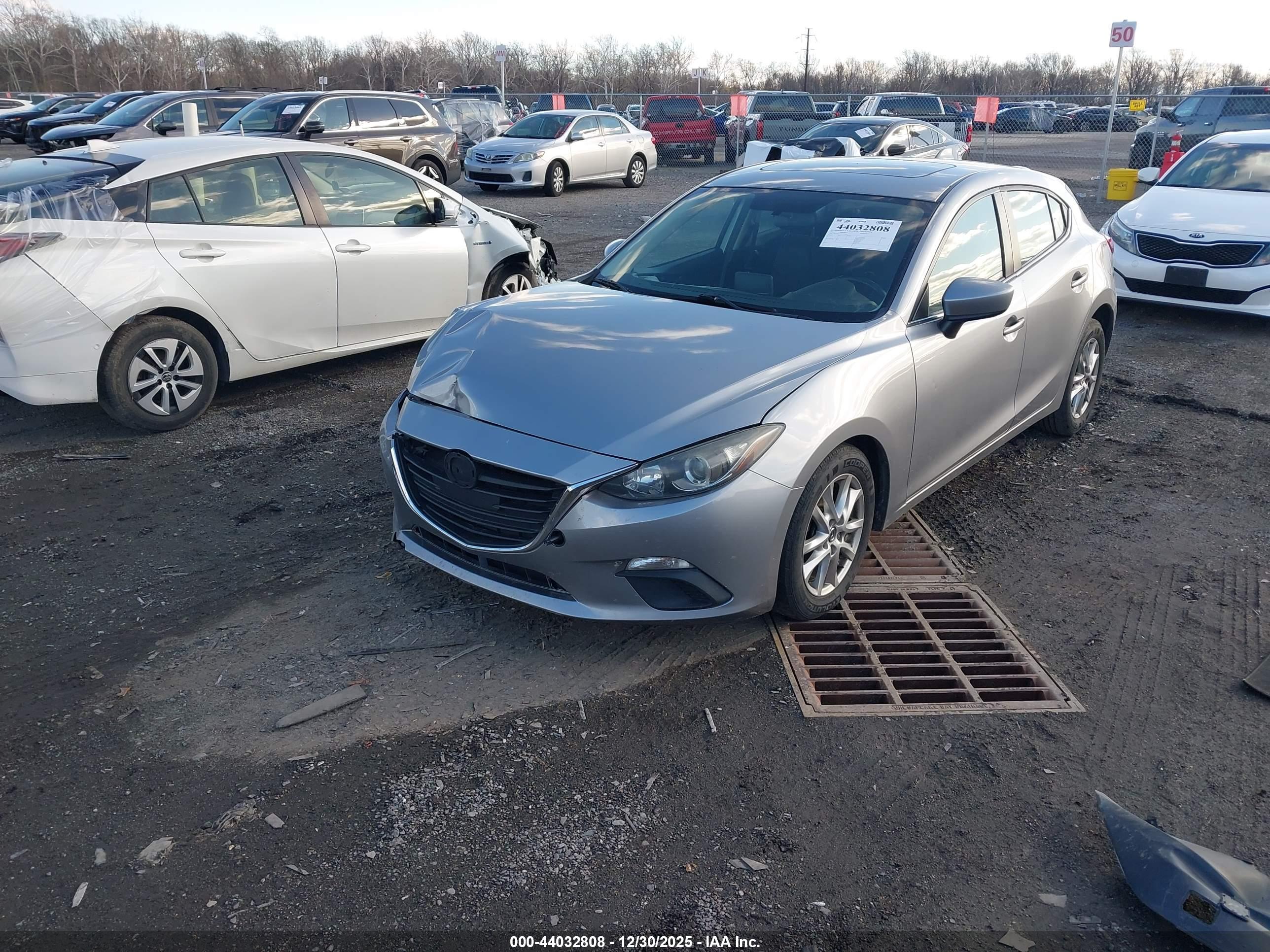 MAZDA MAZDA3 image 2