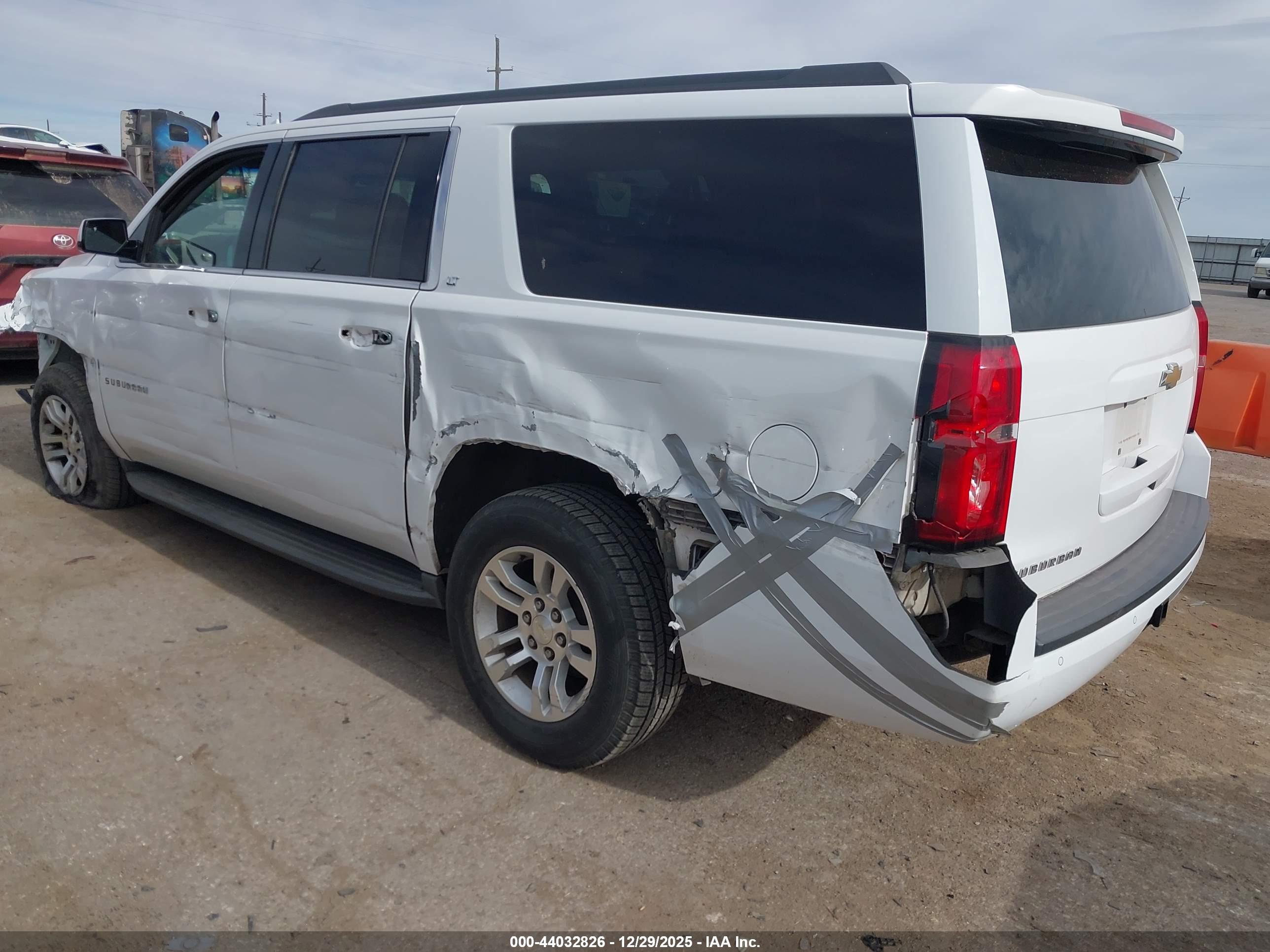CHEVROLET SUBURBAN image 3