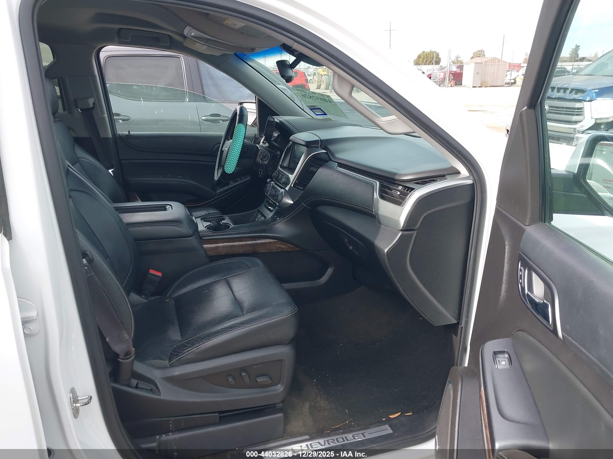 CHEVROLET SUBURBAN image 5