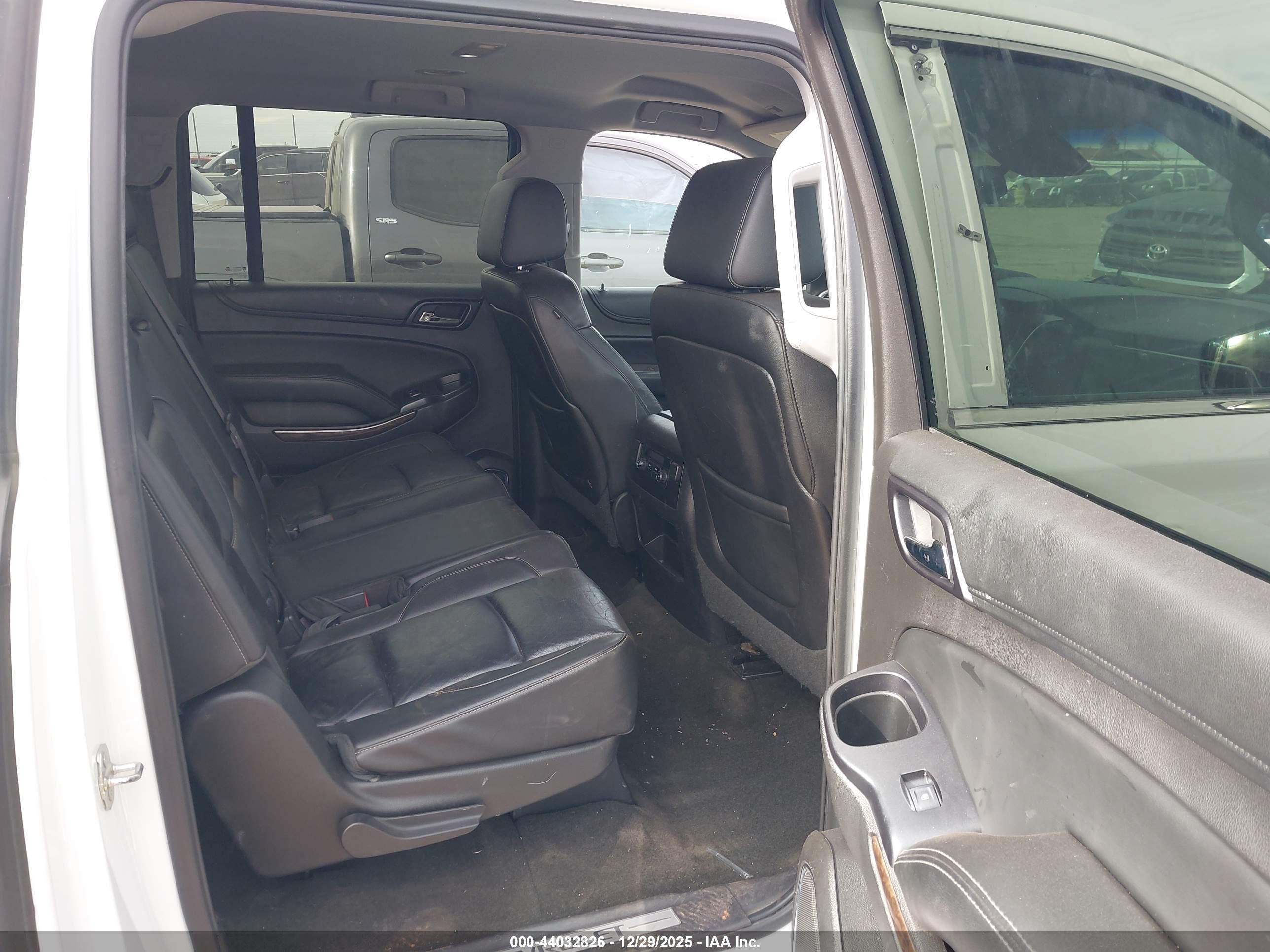CHEVROLET SUBURBAN image 8