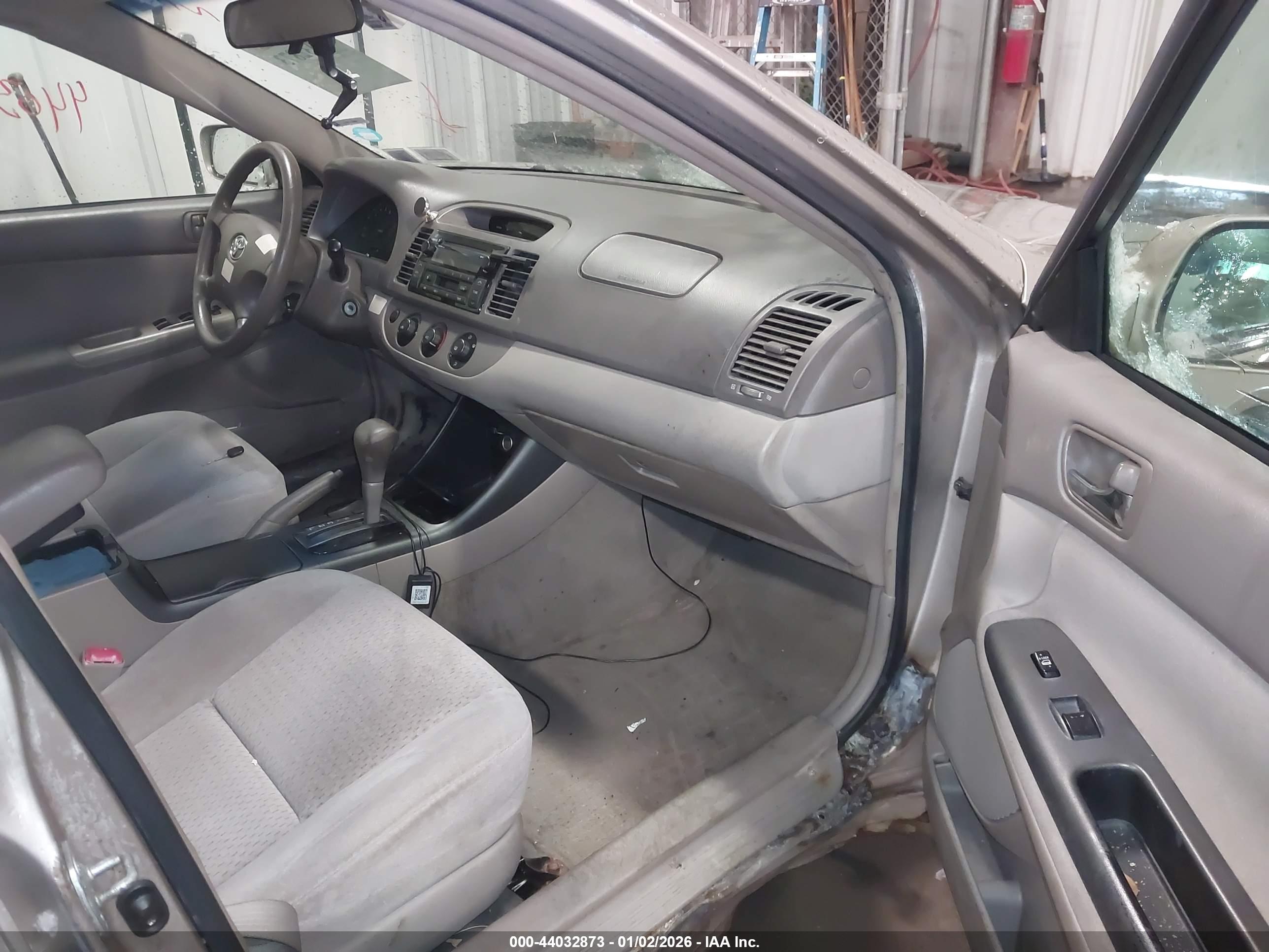 TOYOTA CAMRY image 5