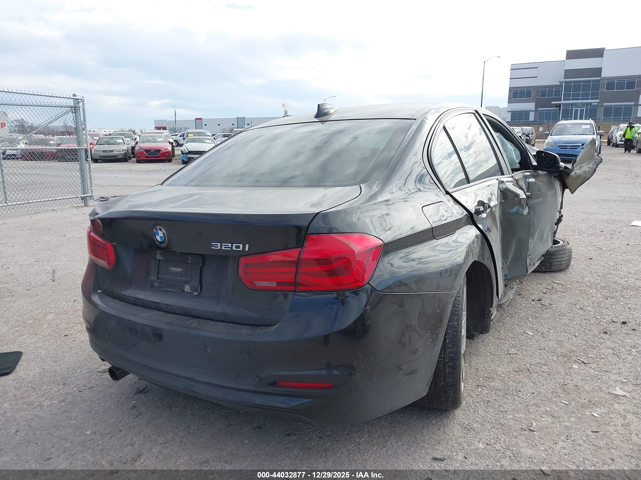 BMW 320I image 4