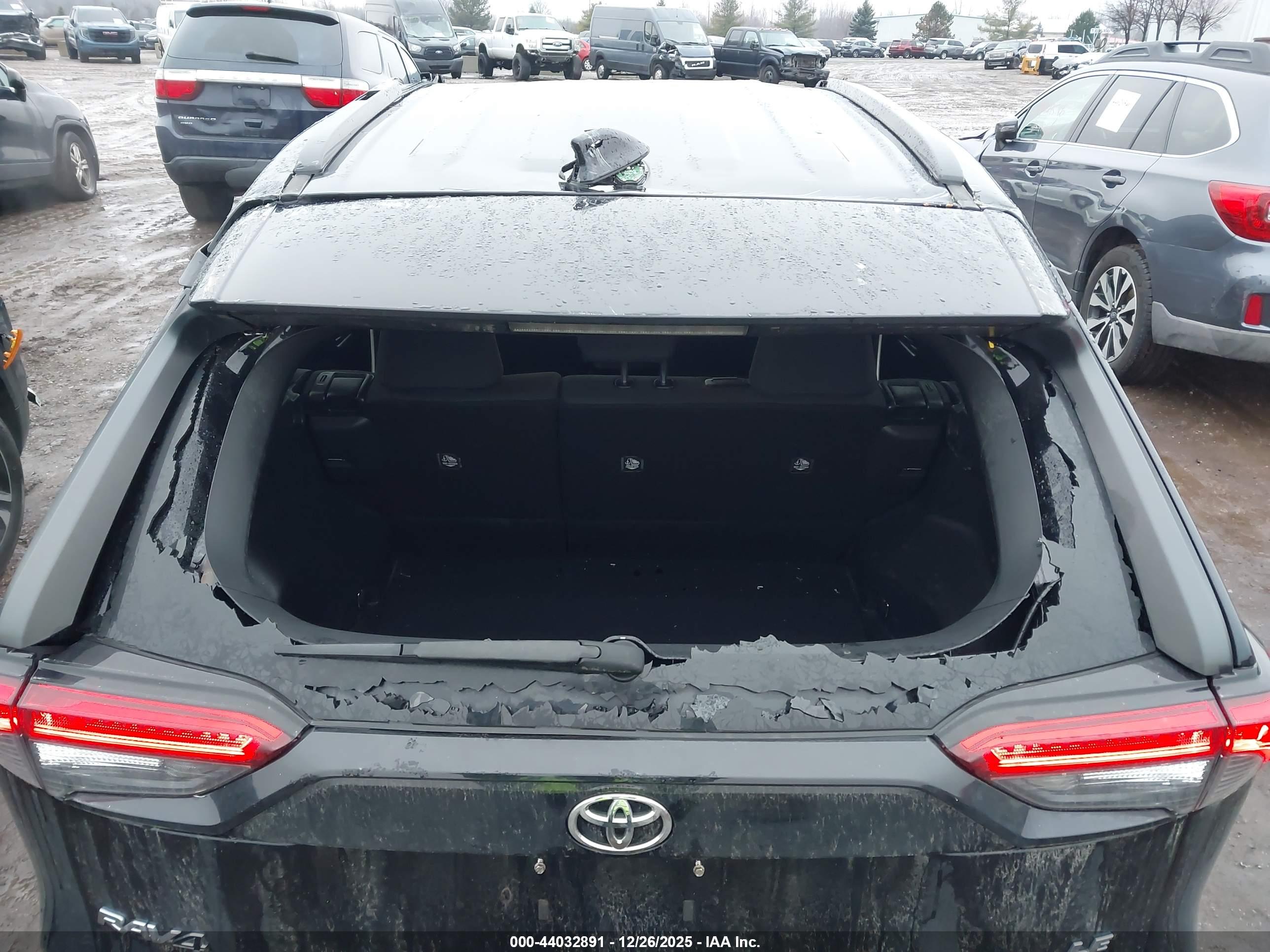 TOYOTA RAV4 image 6