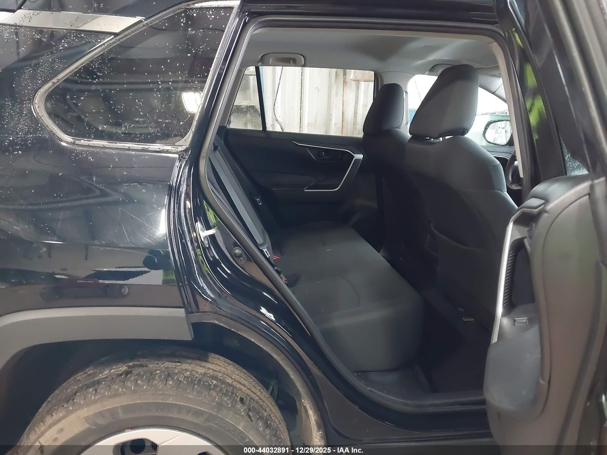 TOYOTA RAV4 image 8