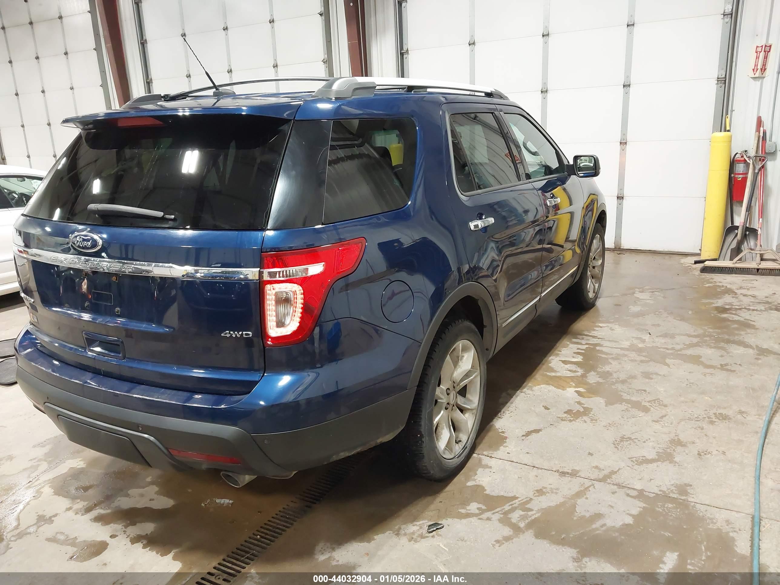 FORD EXPLORER image 4