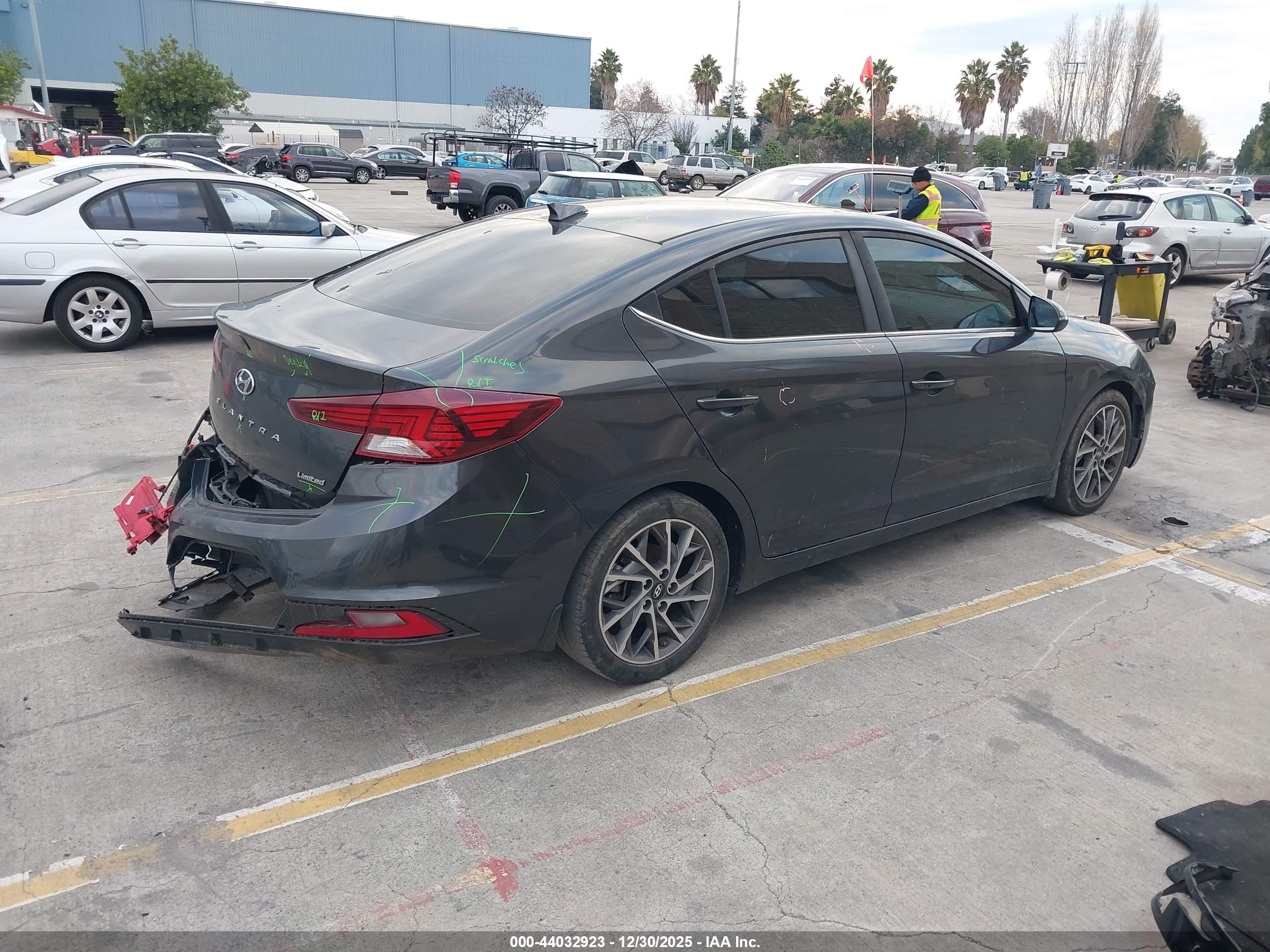 HYUNDAI ELANTRA image 4