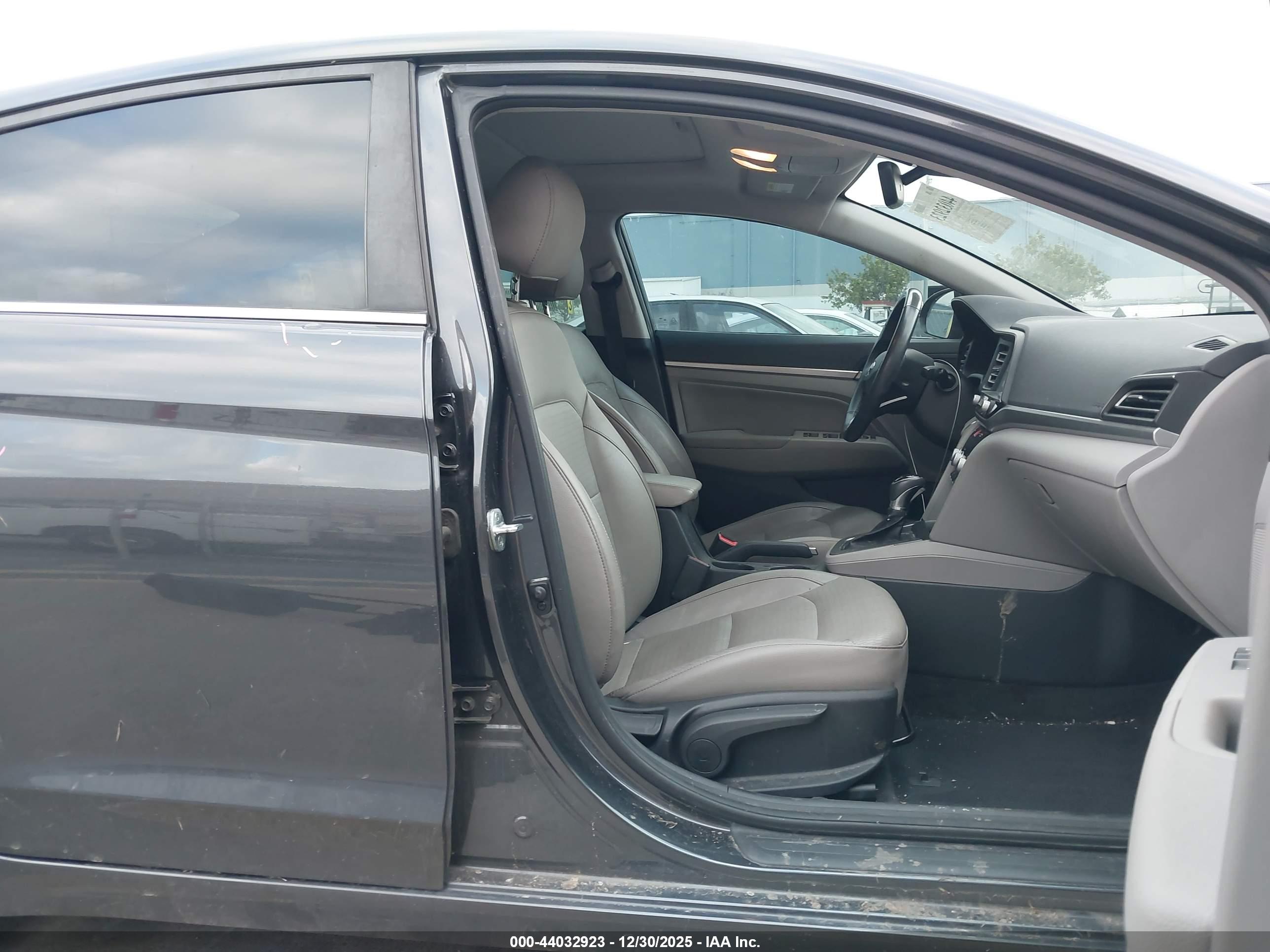 HYUNDAI ELANTRA image 5