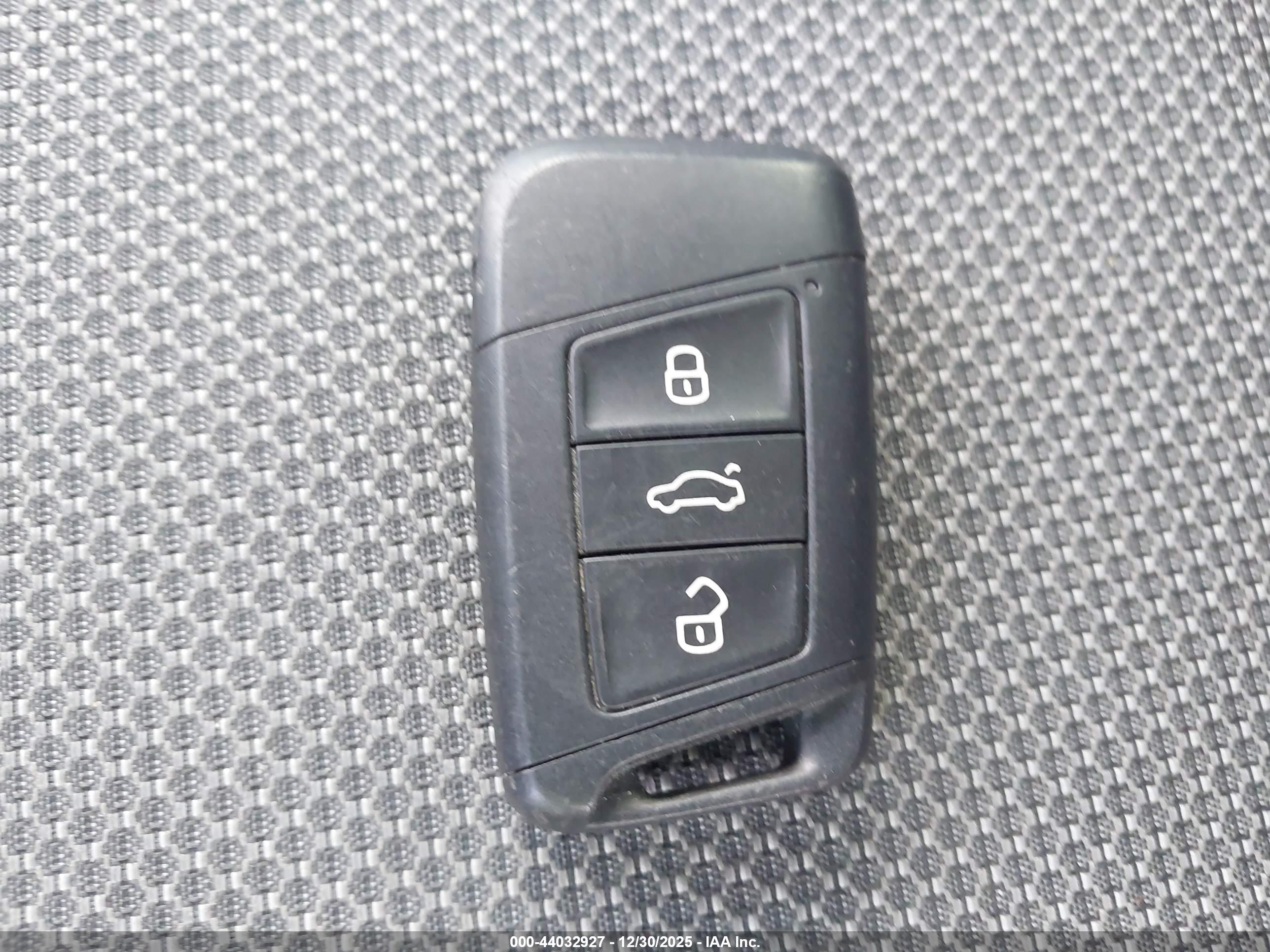 VOLKSWAGEN TAOS image 11
