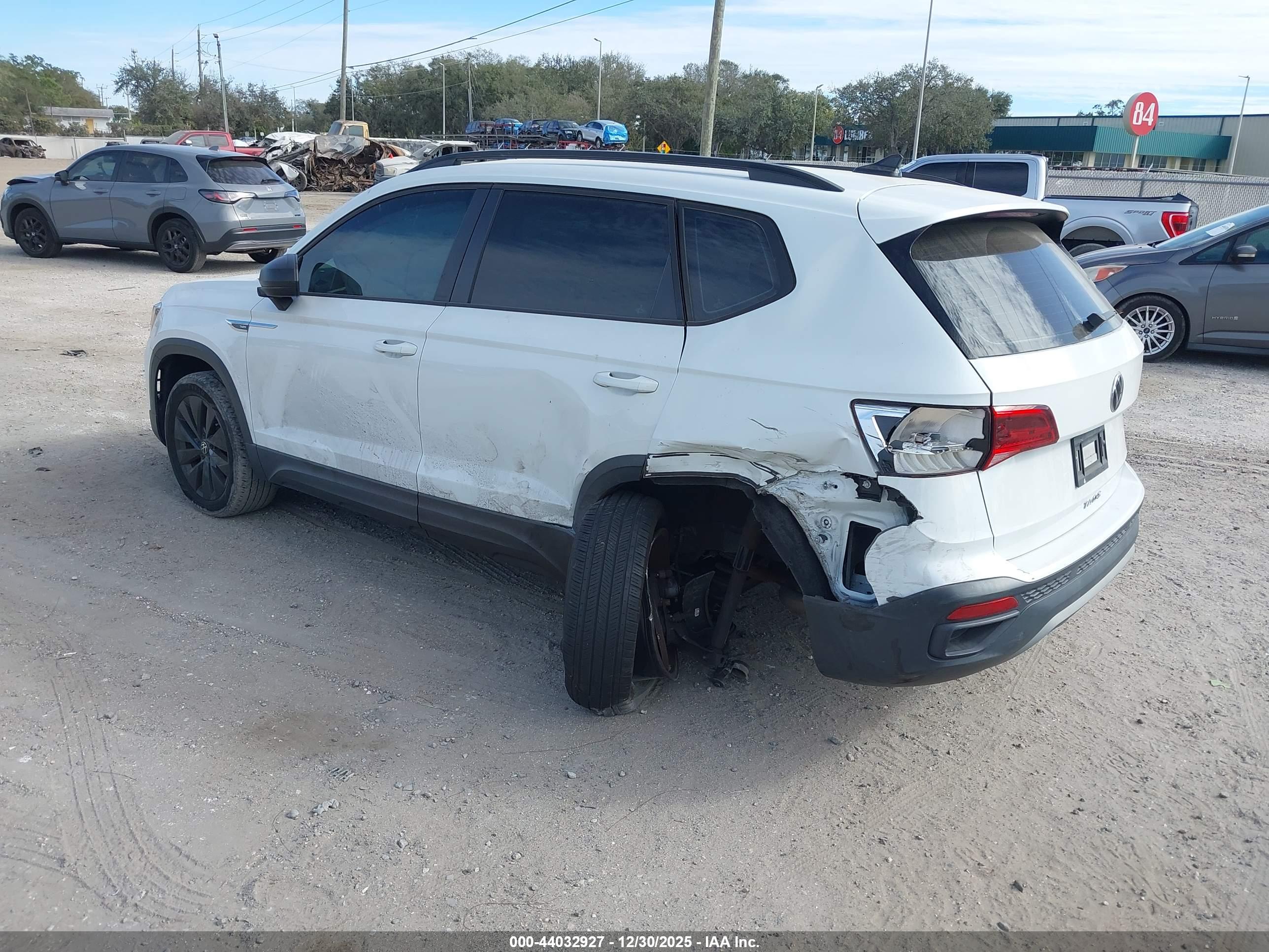 VOLKSWAGEN TAOS image 3