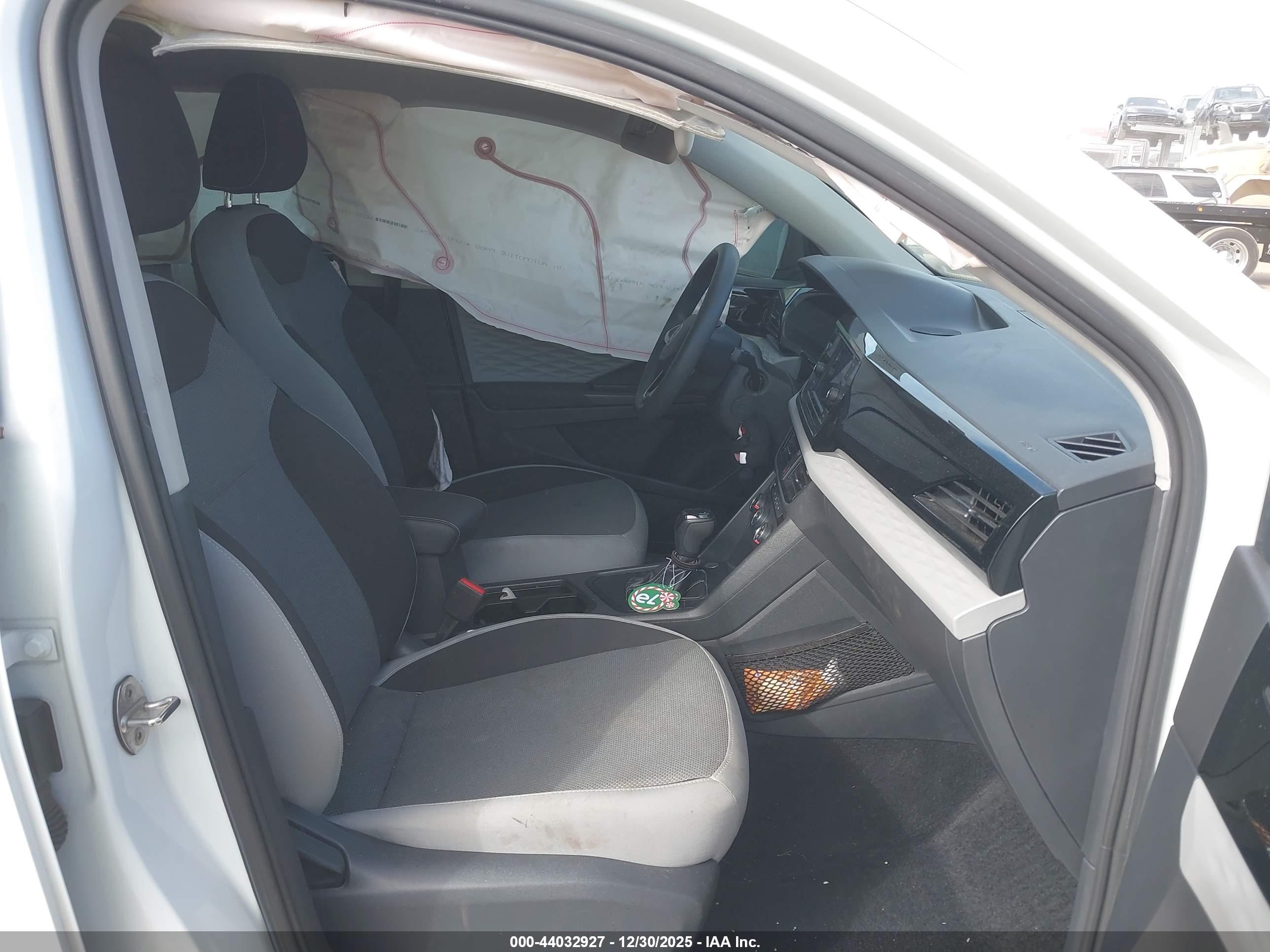 VOLKSWAGEN TAOS image 5
