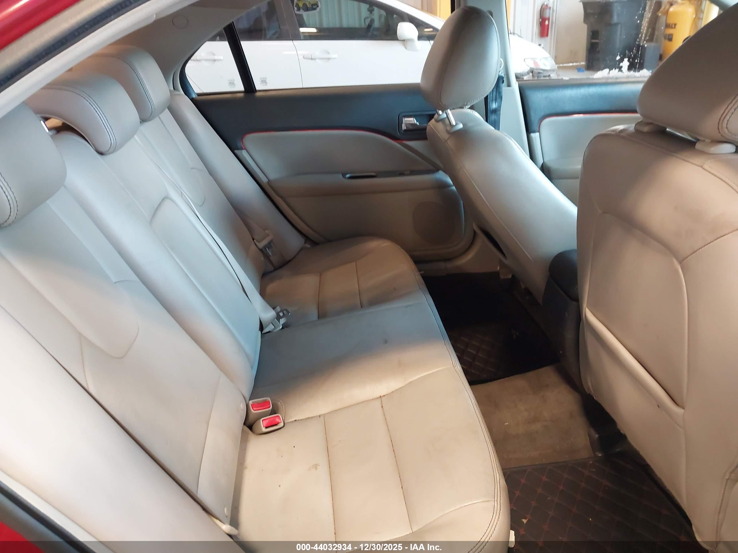 FORD FUSION image 8