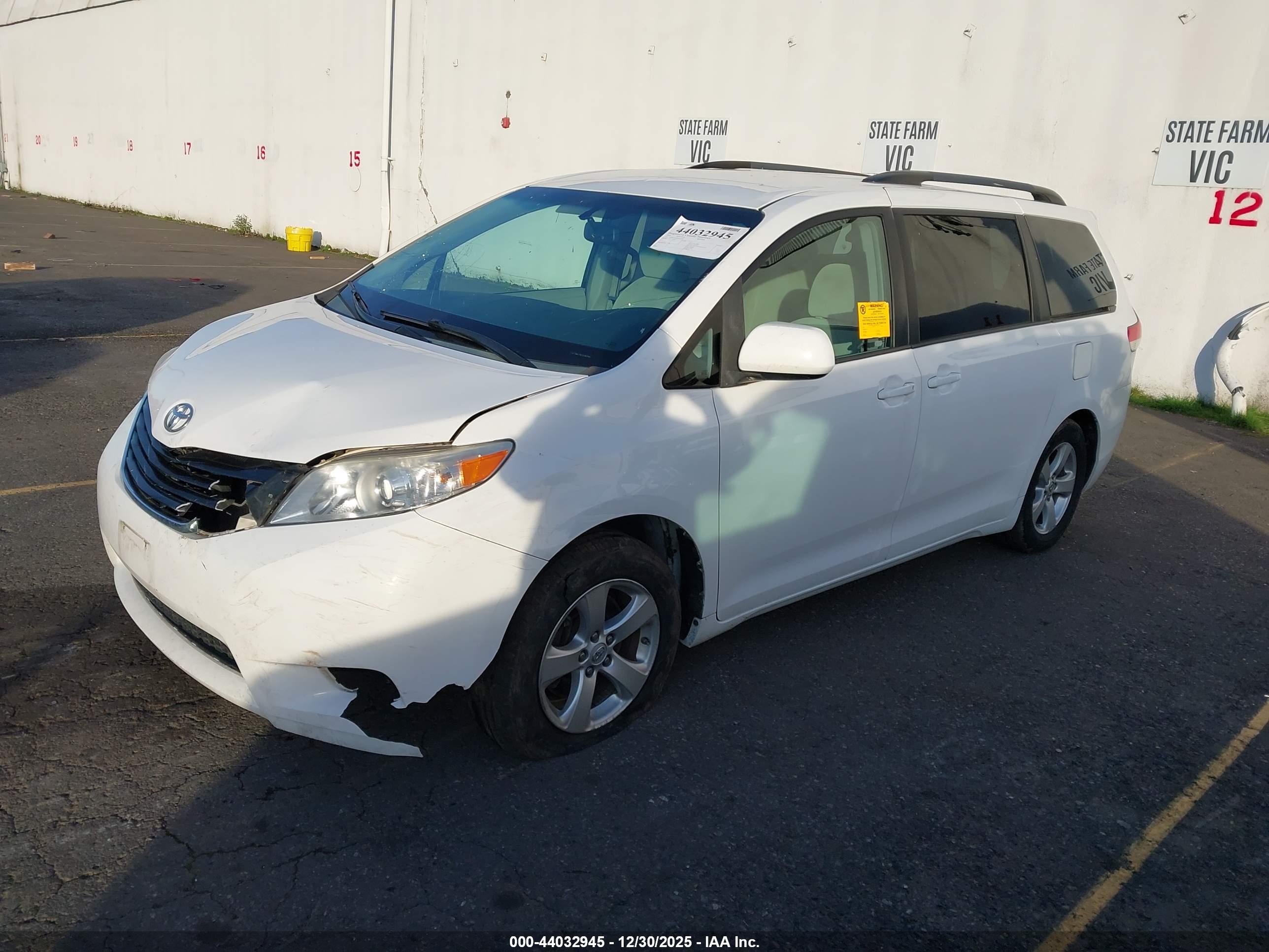TOYOTA SIENNA image 2