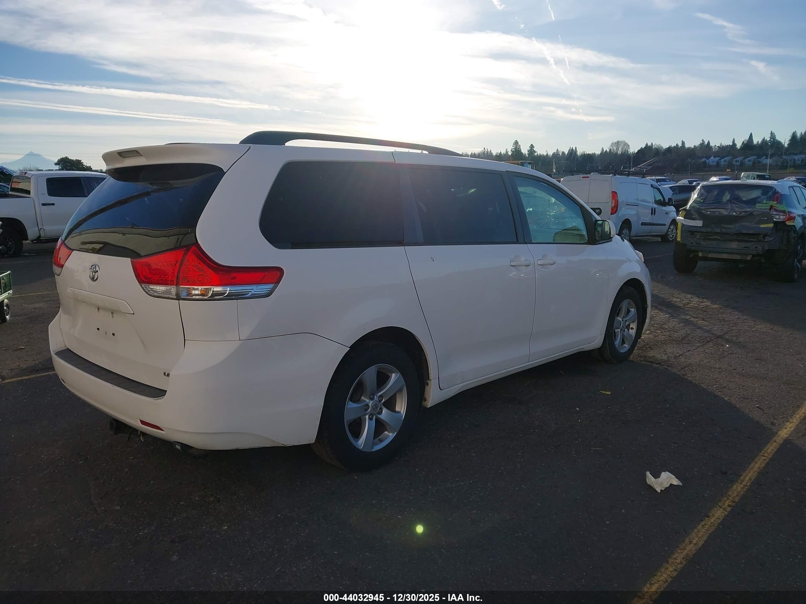 TOYOTA SIENNA image 4