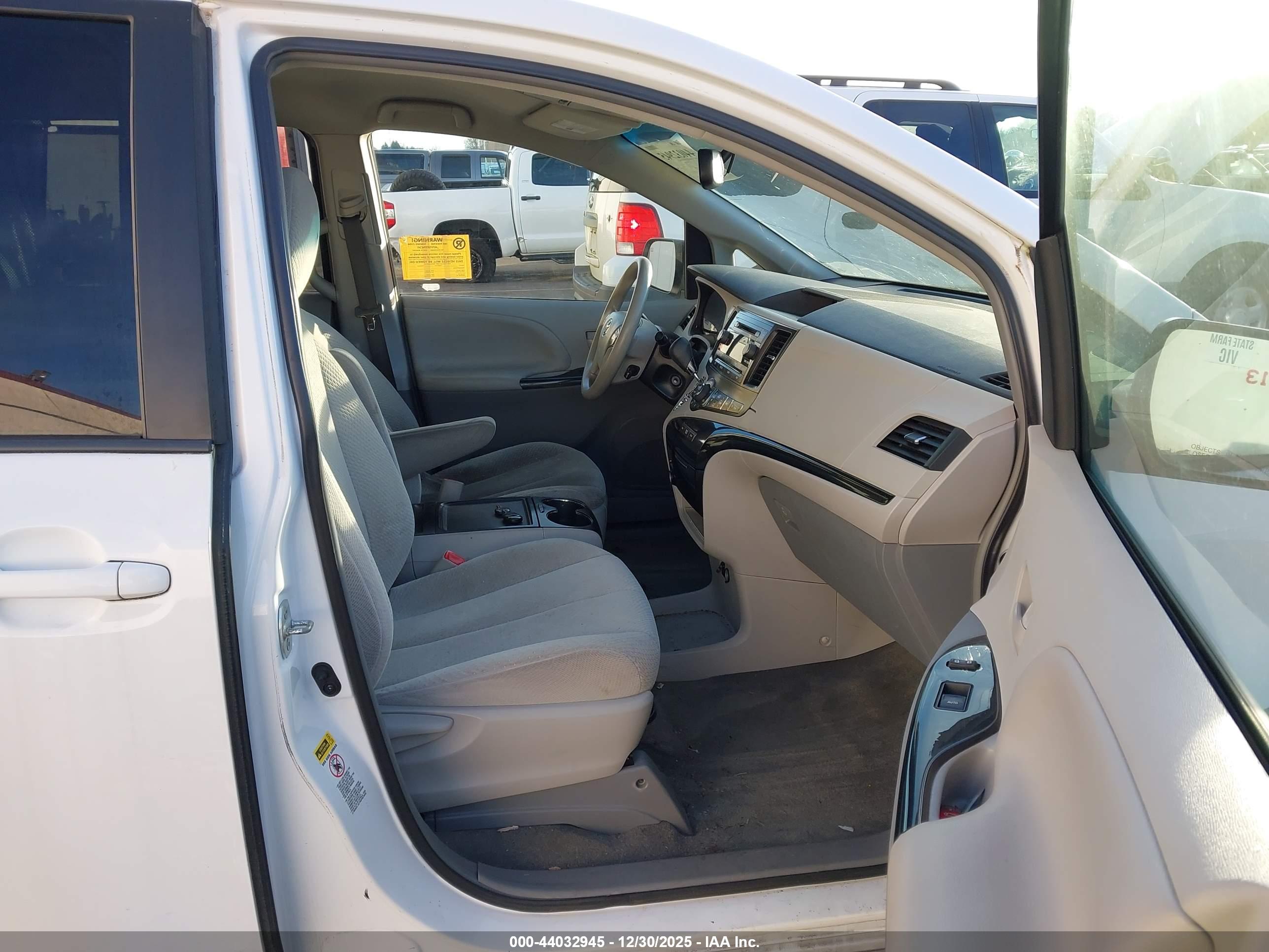 TOYOTA SIENNA image 5