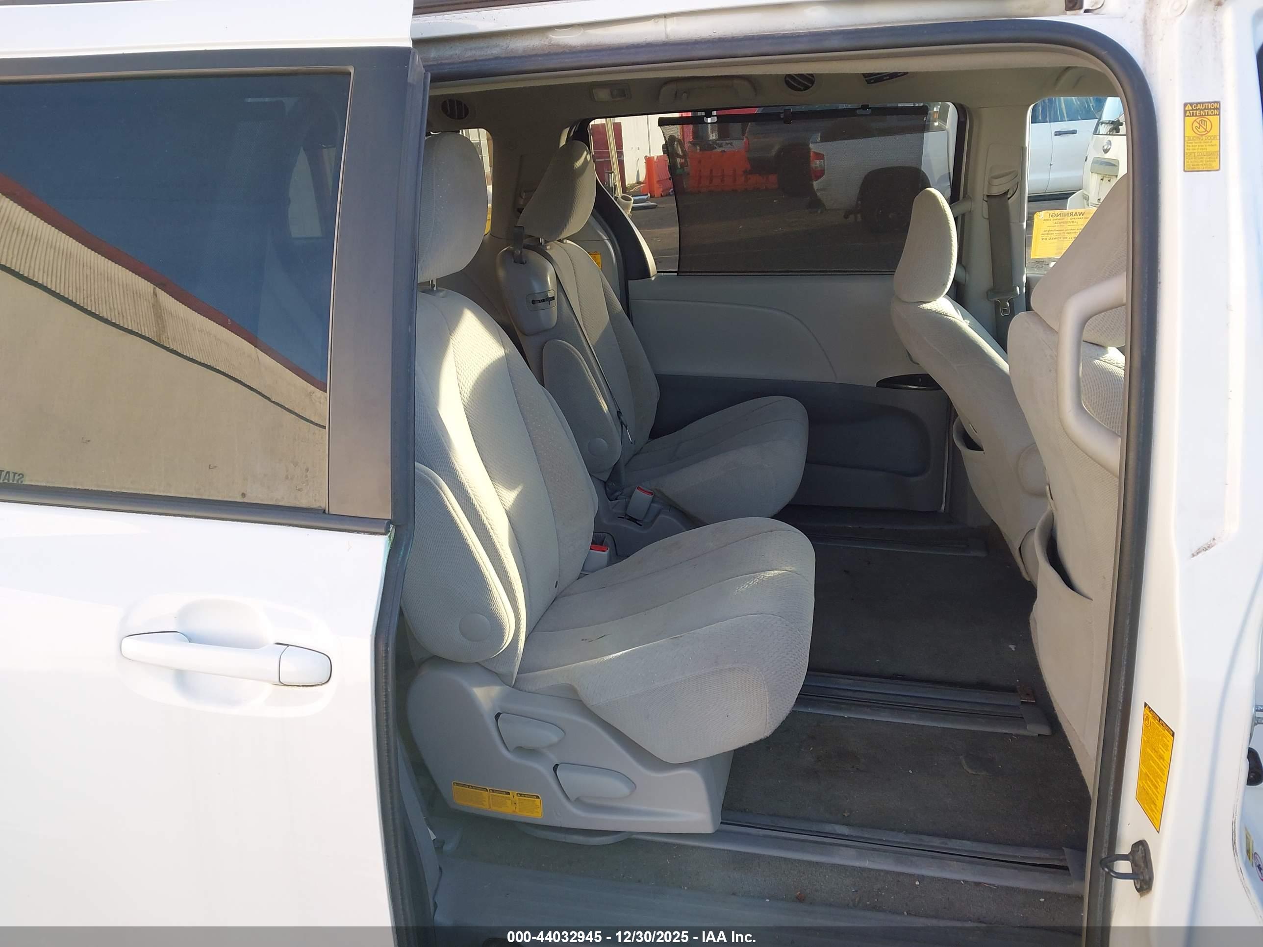 TOYOTA SIENNA image 8