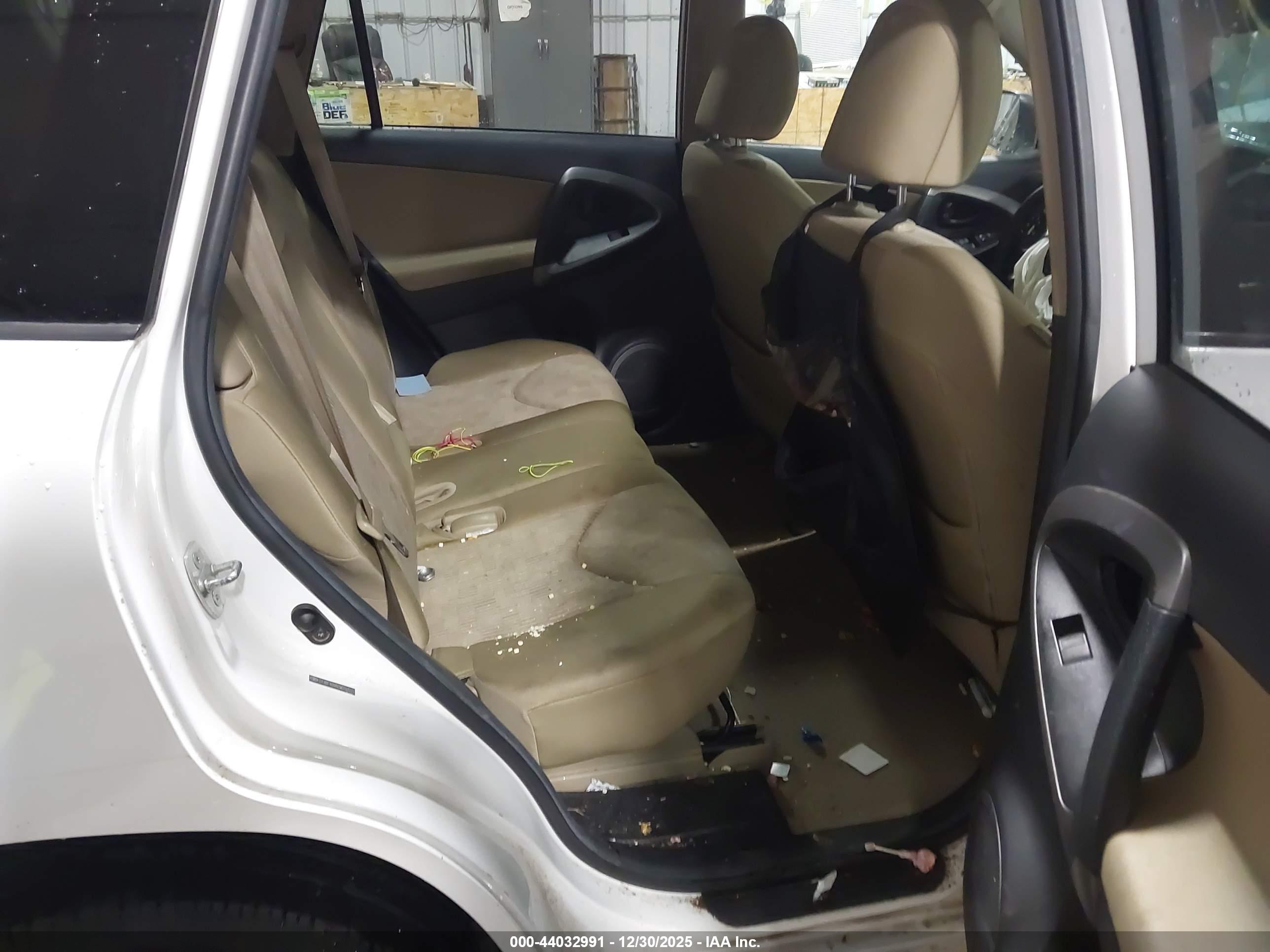 TOYOTA RAV4 image 8