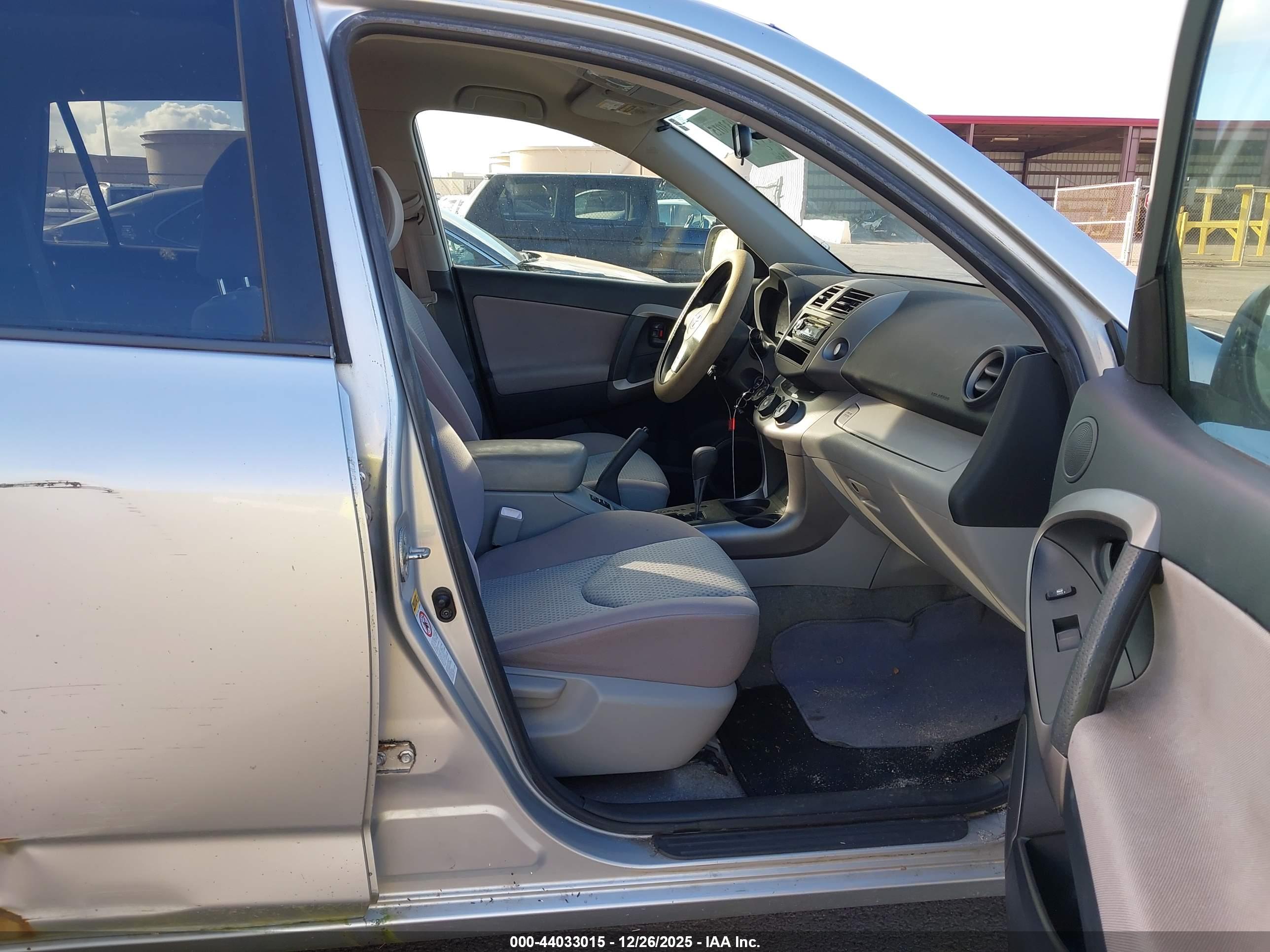 TOYOTA RAV4 image 5