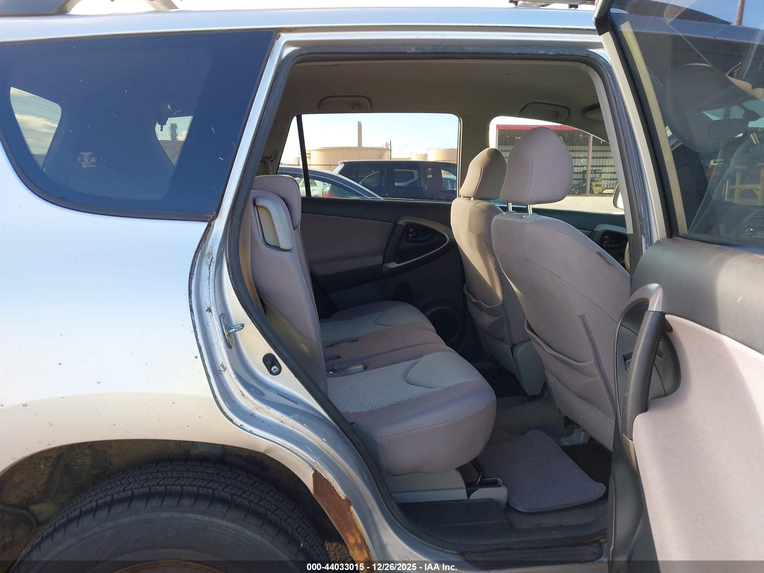 TOYOTA RAV4 image 8