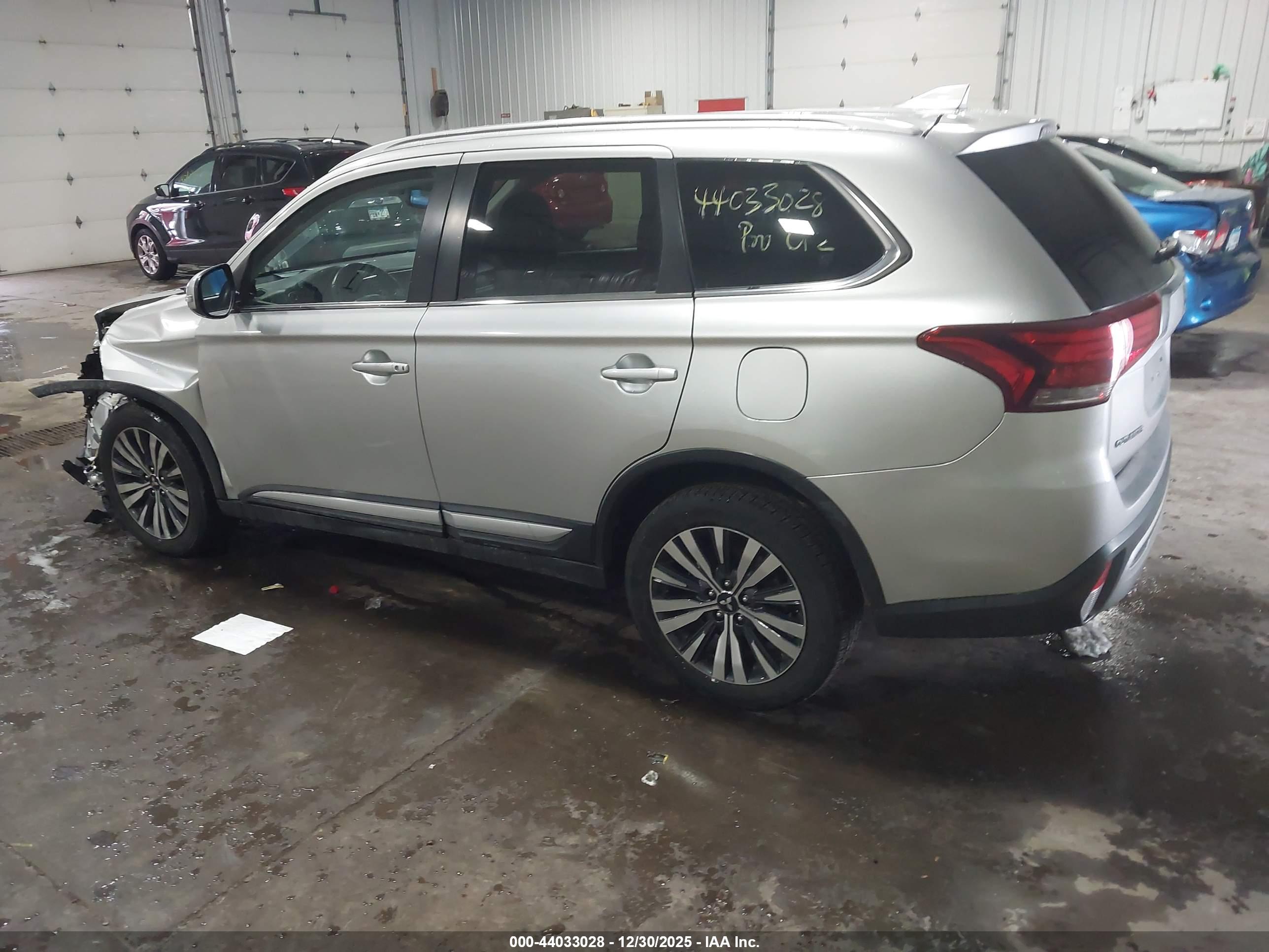 MITSUBISHI OUTLANDER image 3