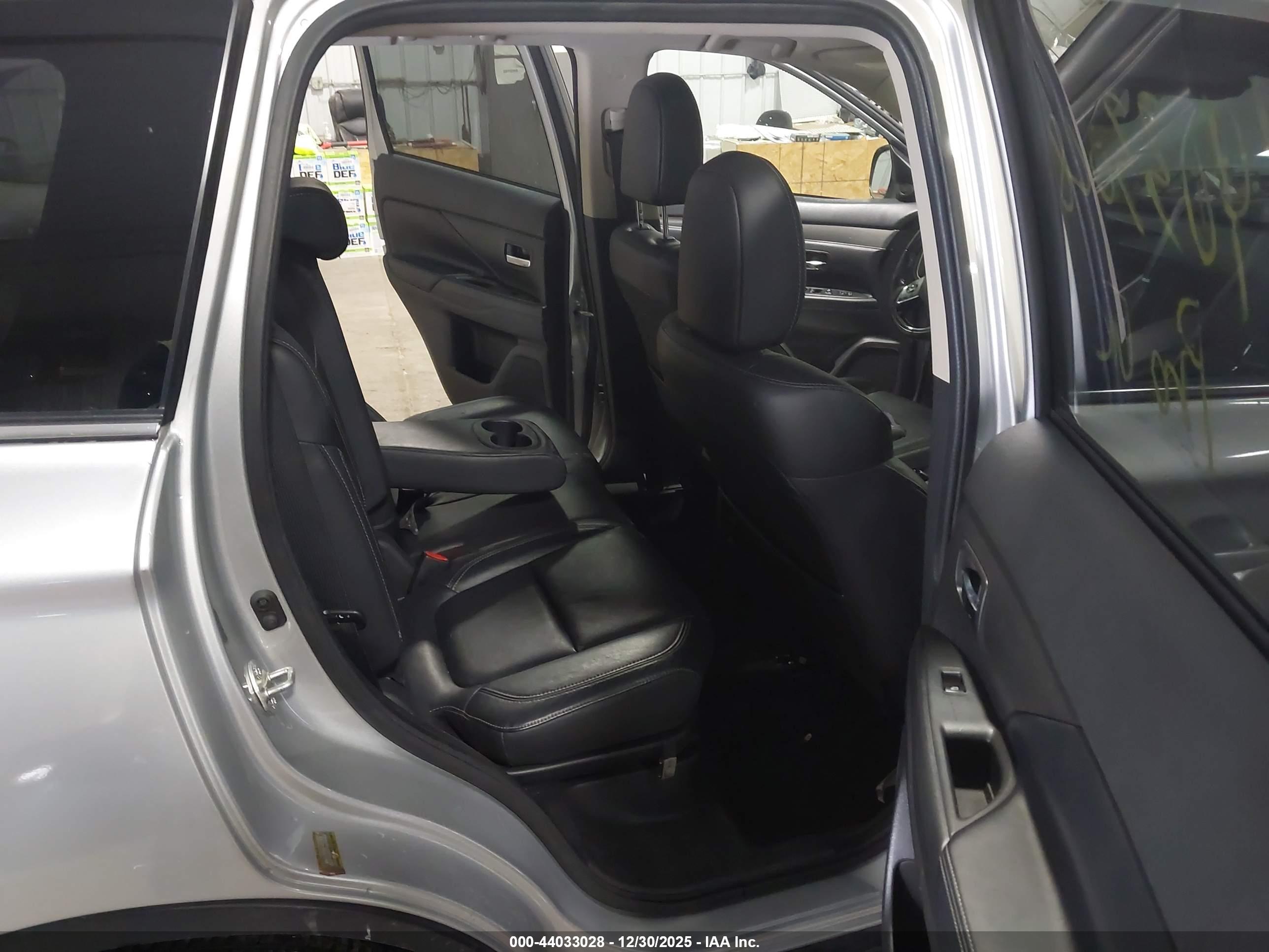 MITSUBISHI OUTLANDER image 8