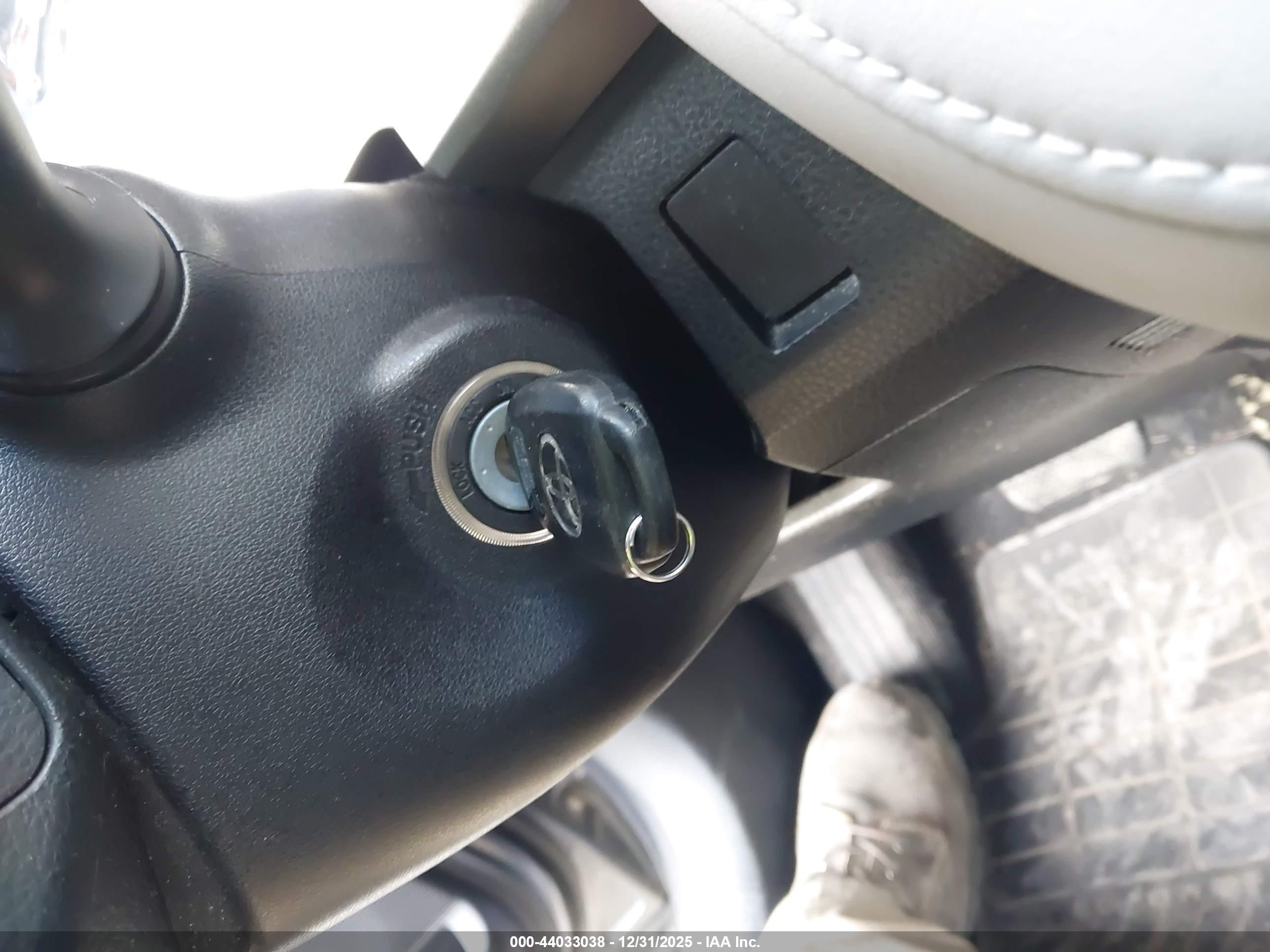 TOYOTA RAV4 image 11
