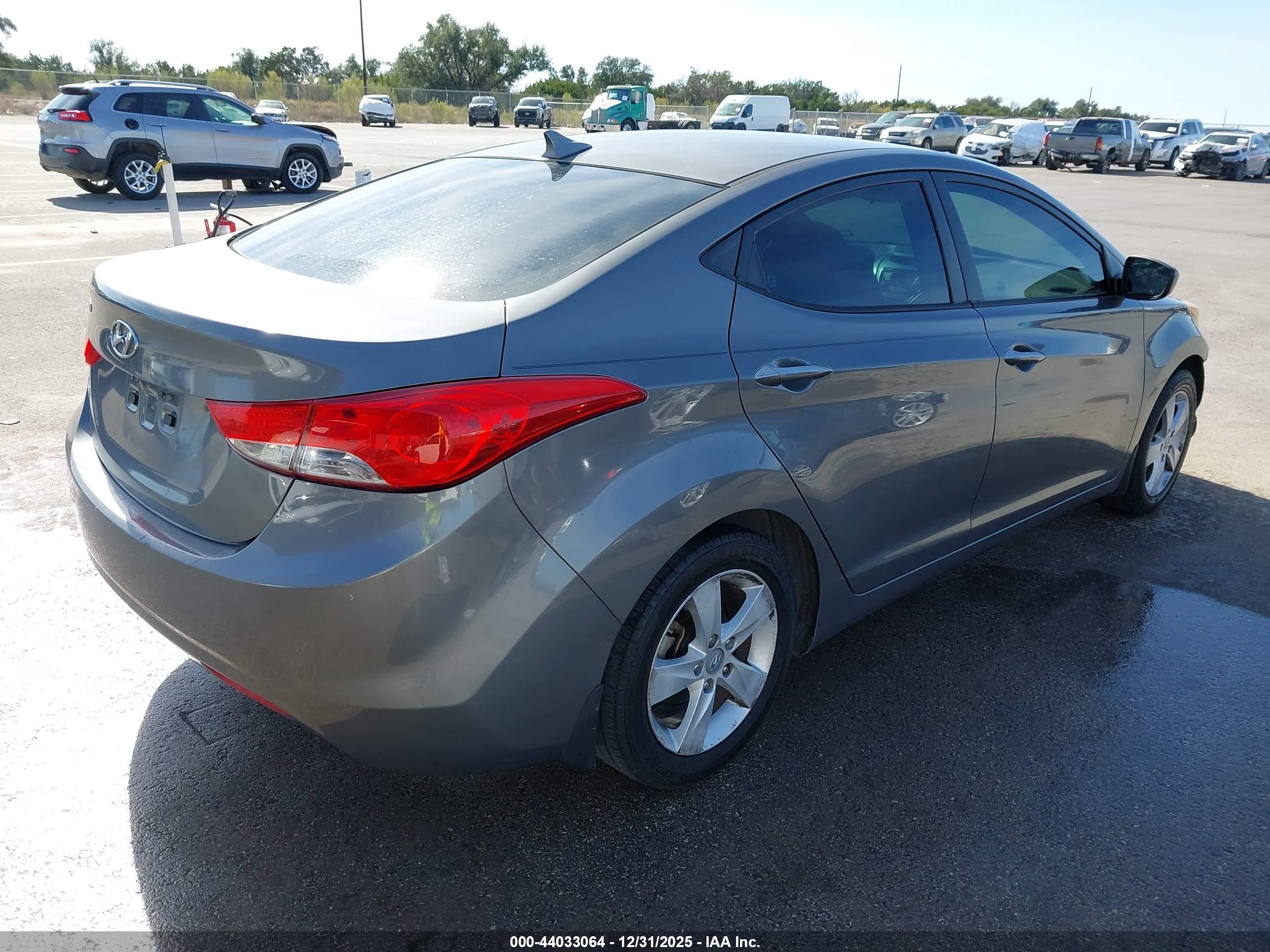 HYUNDAI ELANTRA image 4