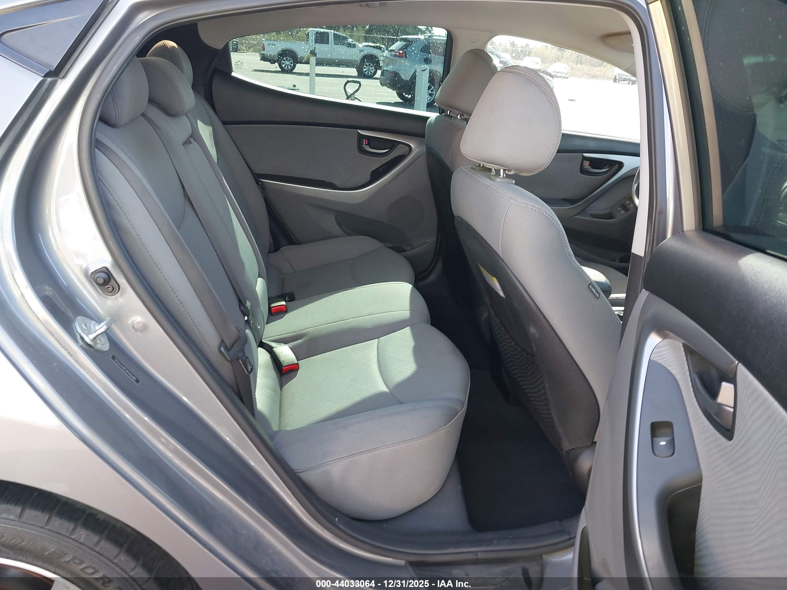 HYUNDAI ELANTRA image 8