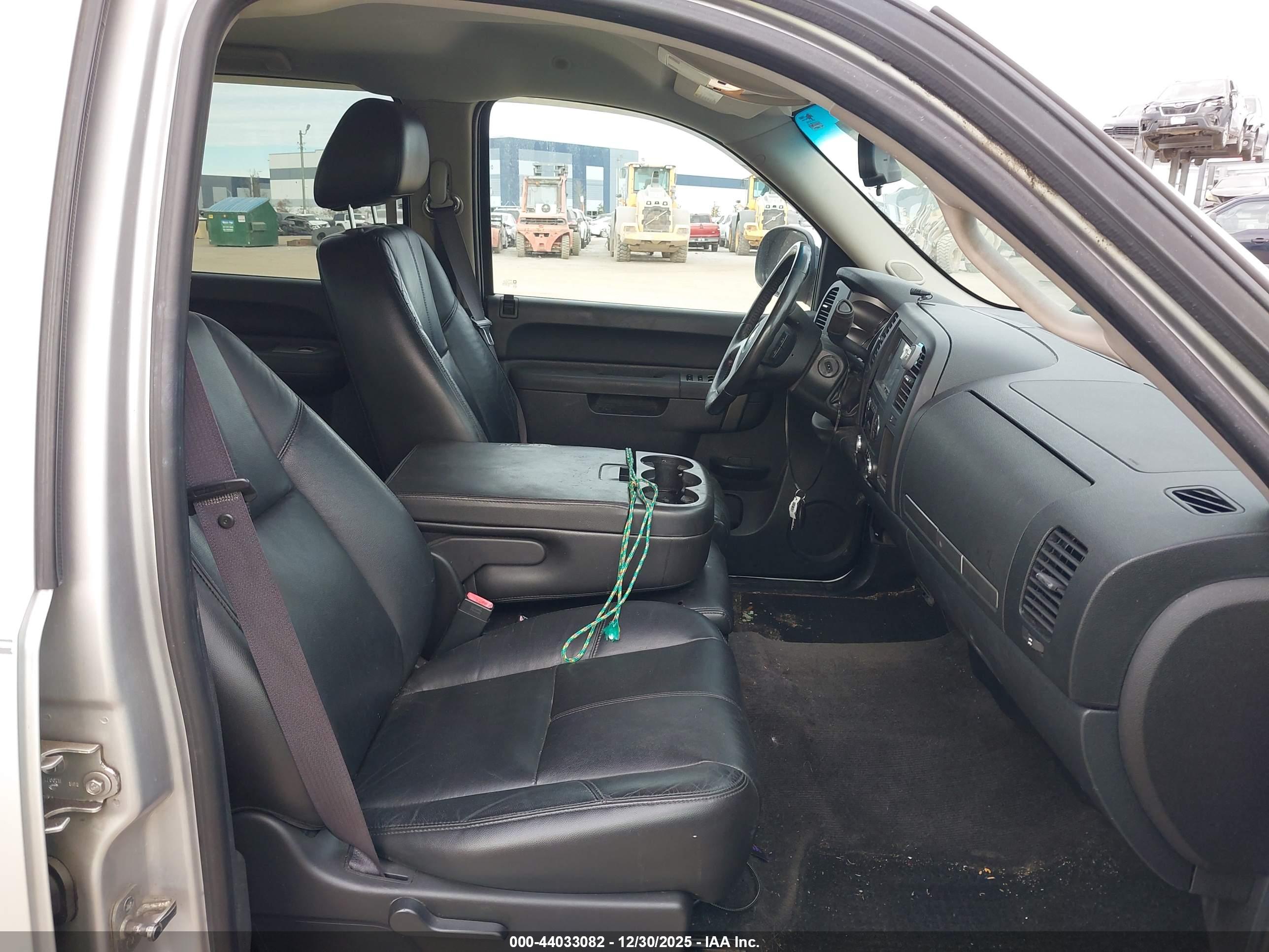 CHEVROLET SILVERADO image 5
