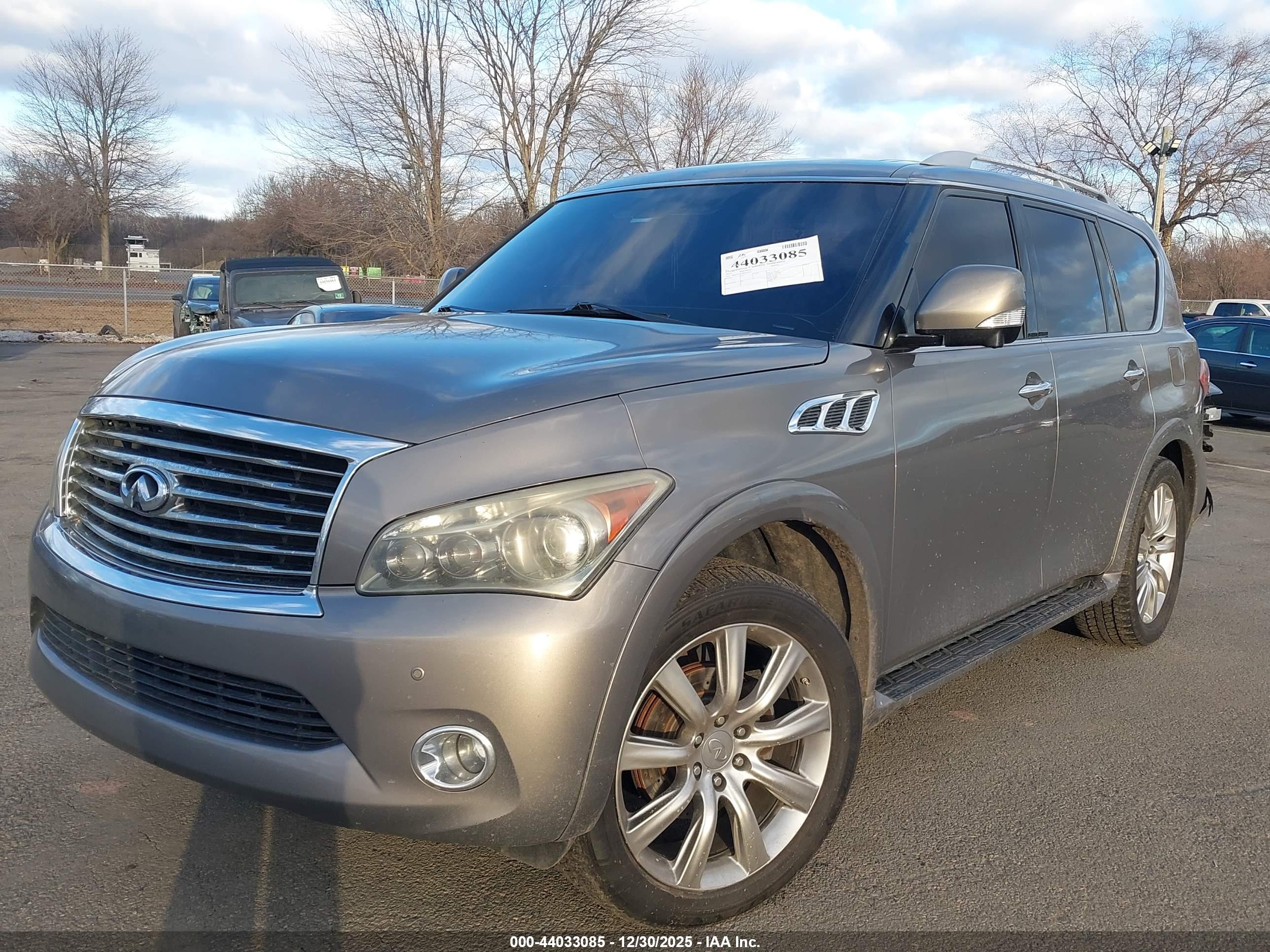 INFINITI QX56 image 2