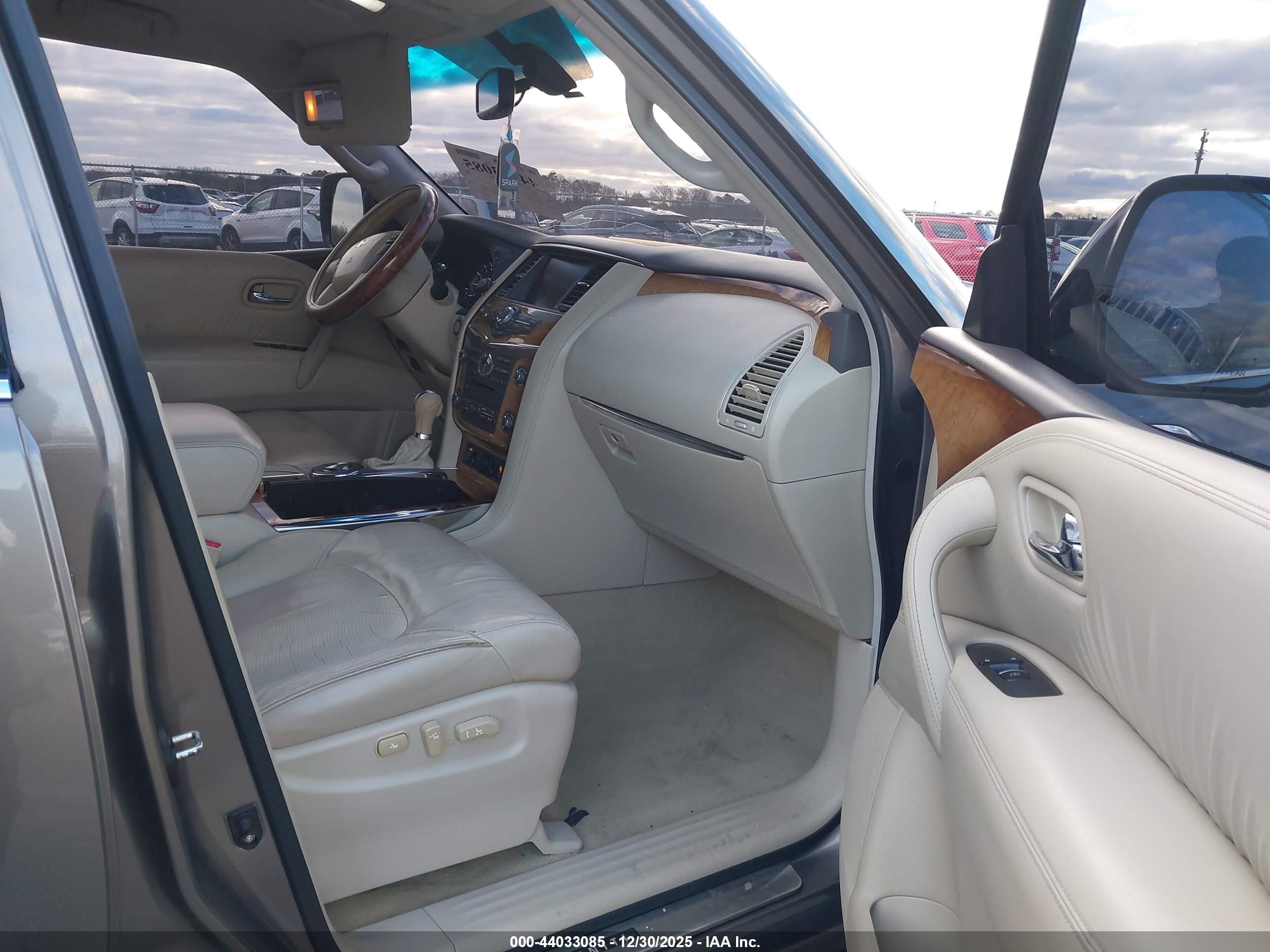 INFINITI QX56 image 5