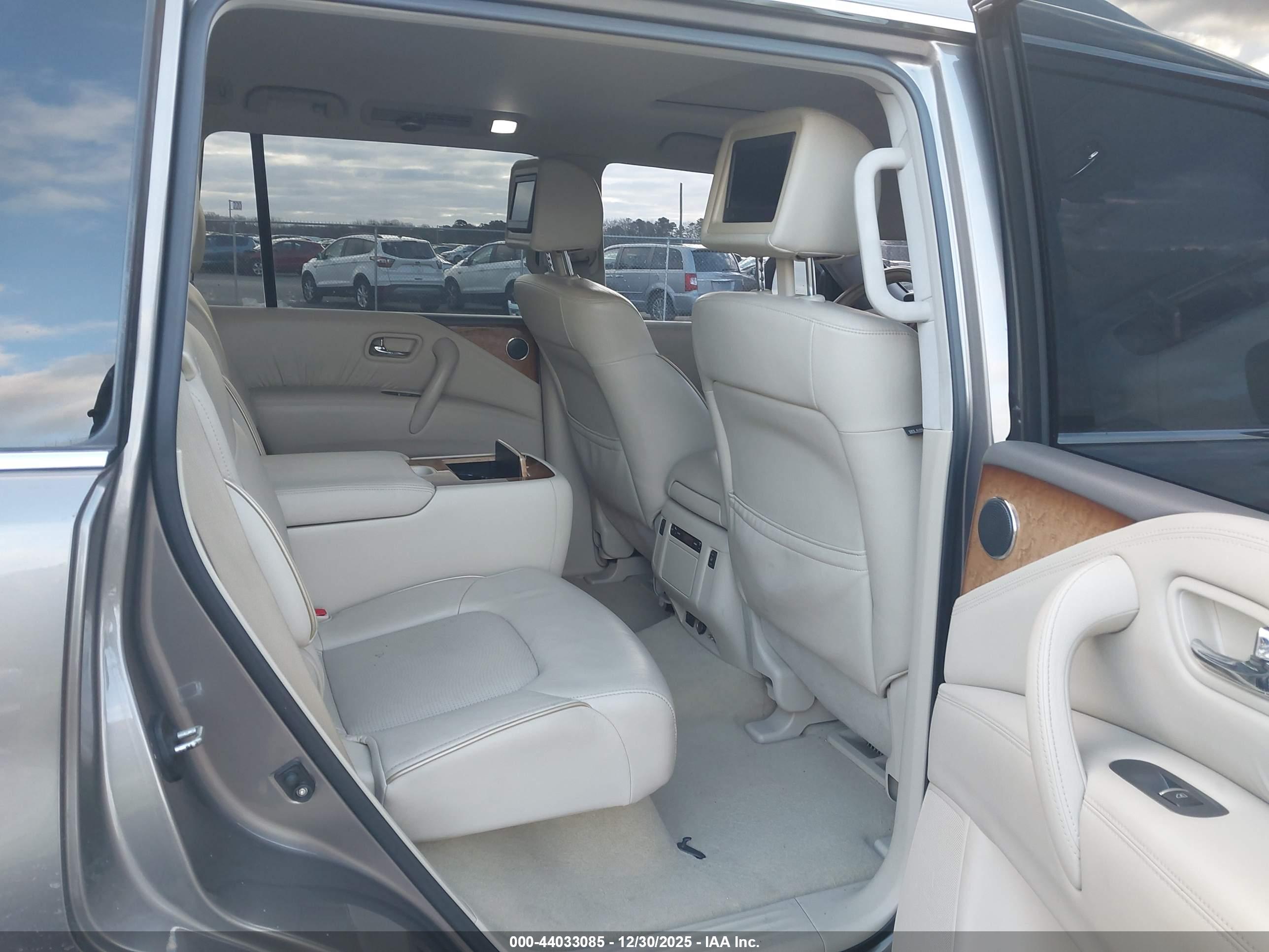 INFINITI QX56 image 8