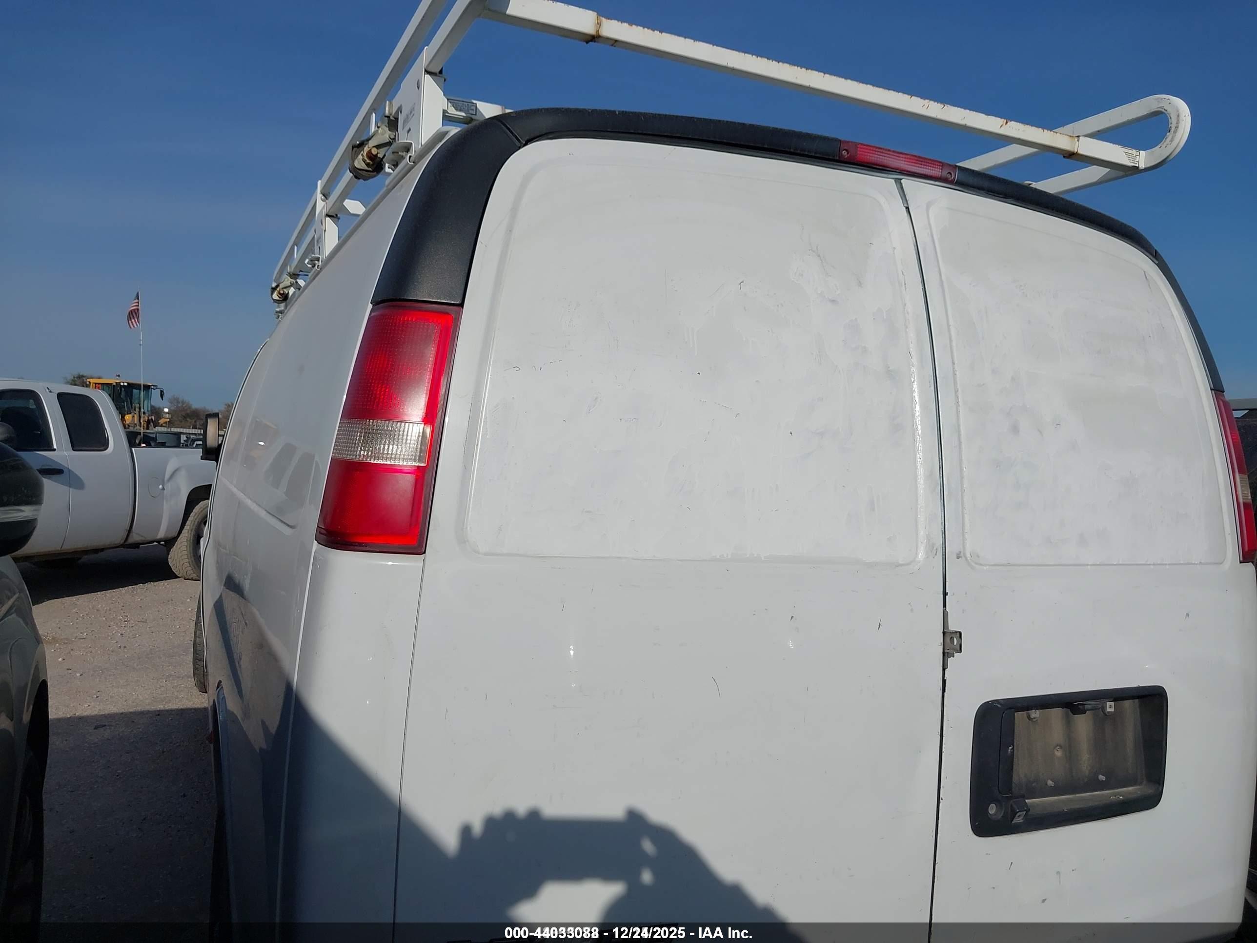CHEVROLET EXPRESS image 3