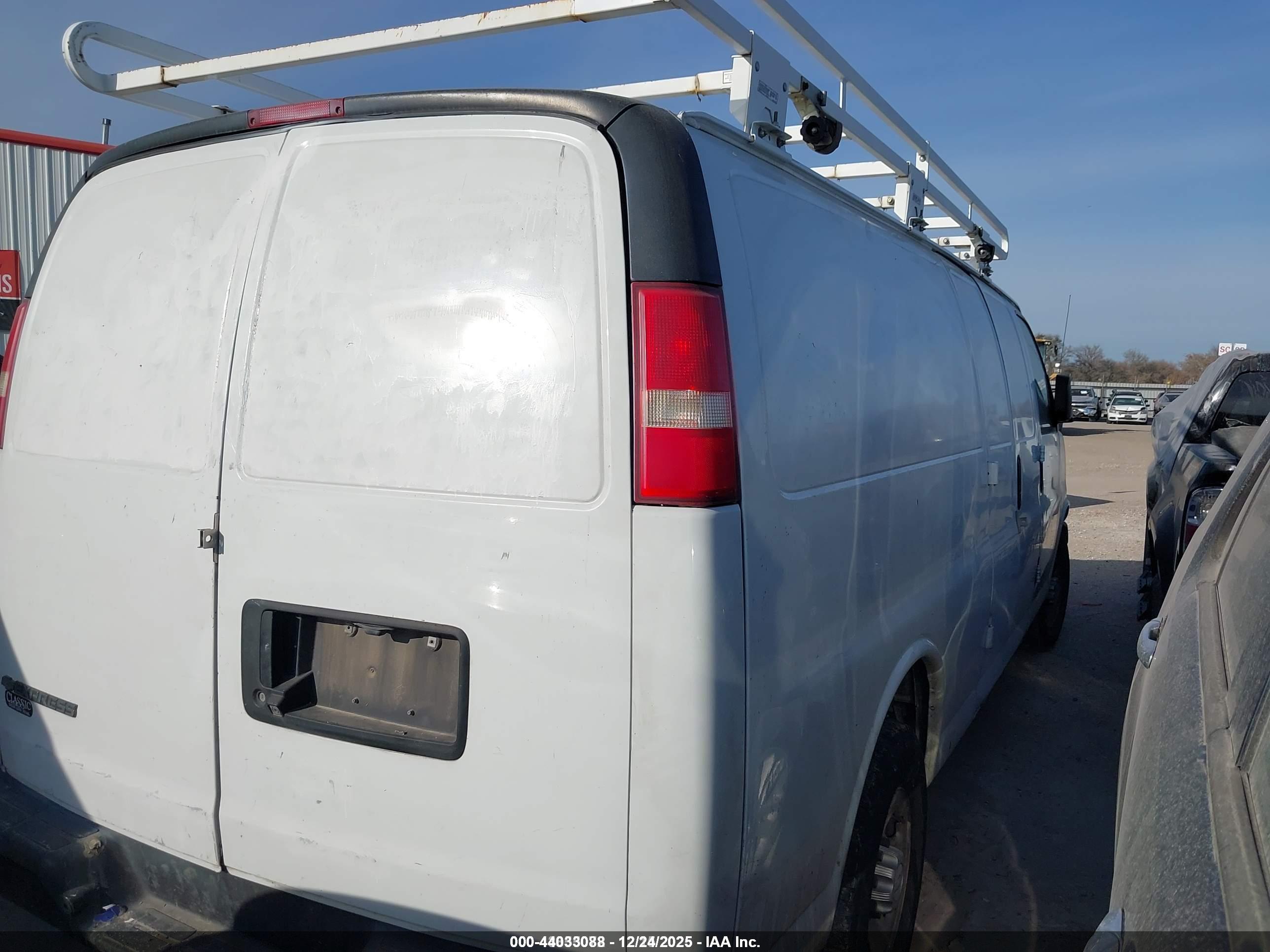 CHEVROLET EXPRESS image 4