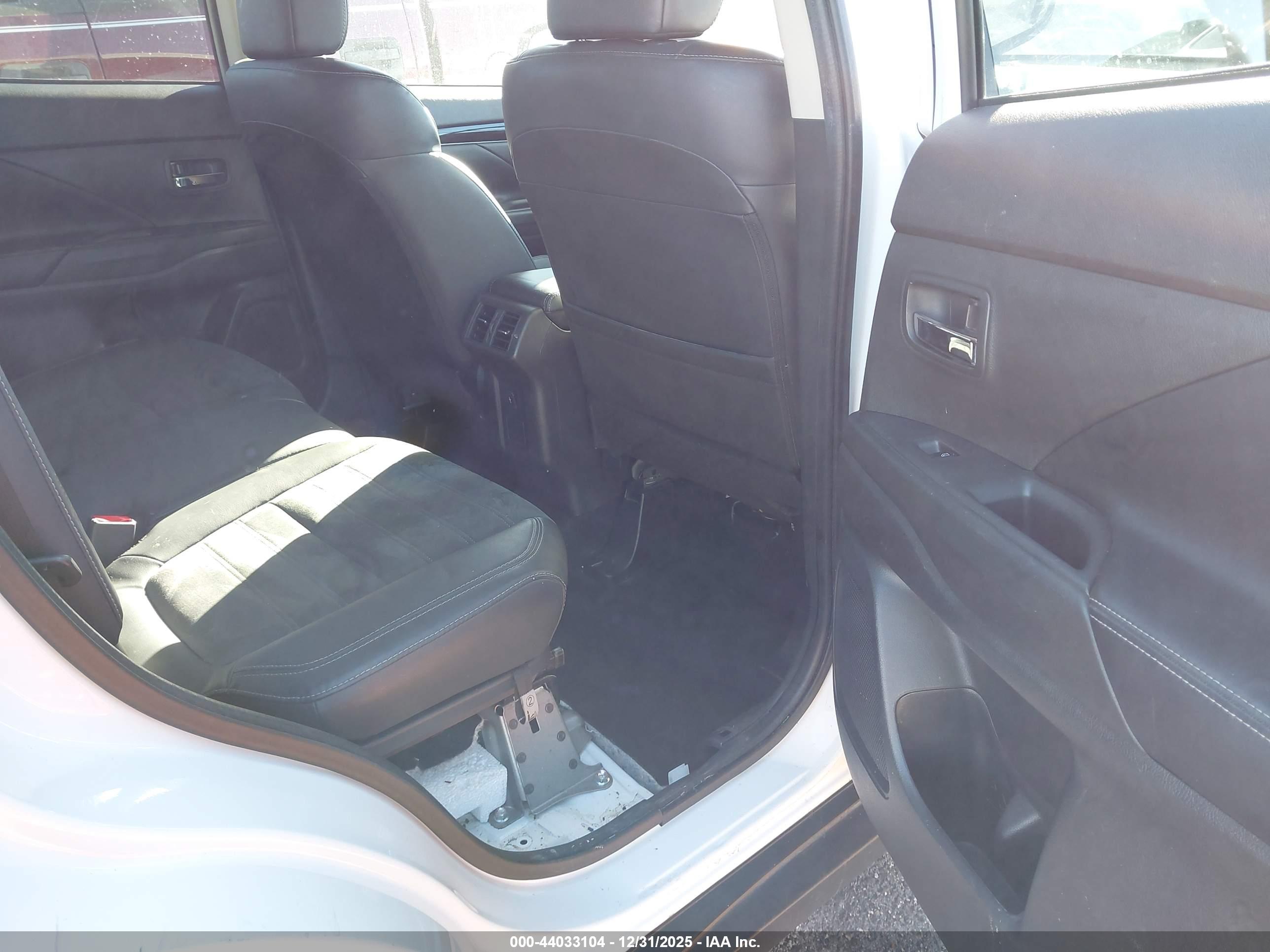 MITSUBISHI OUTLANDER image 8