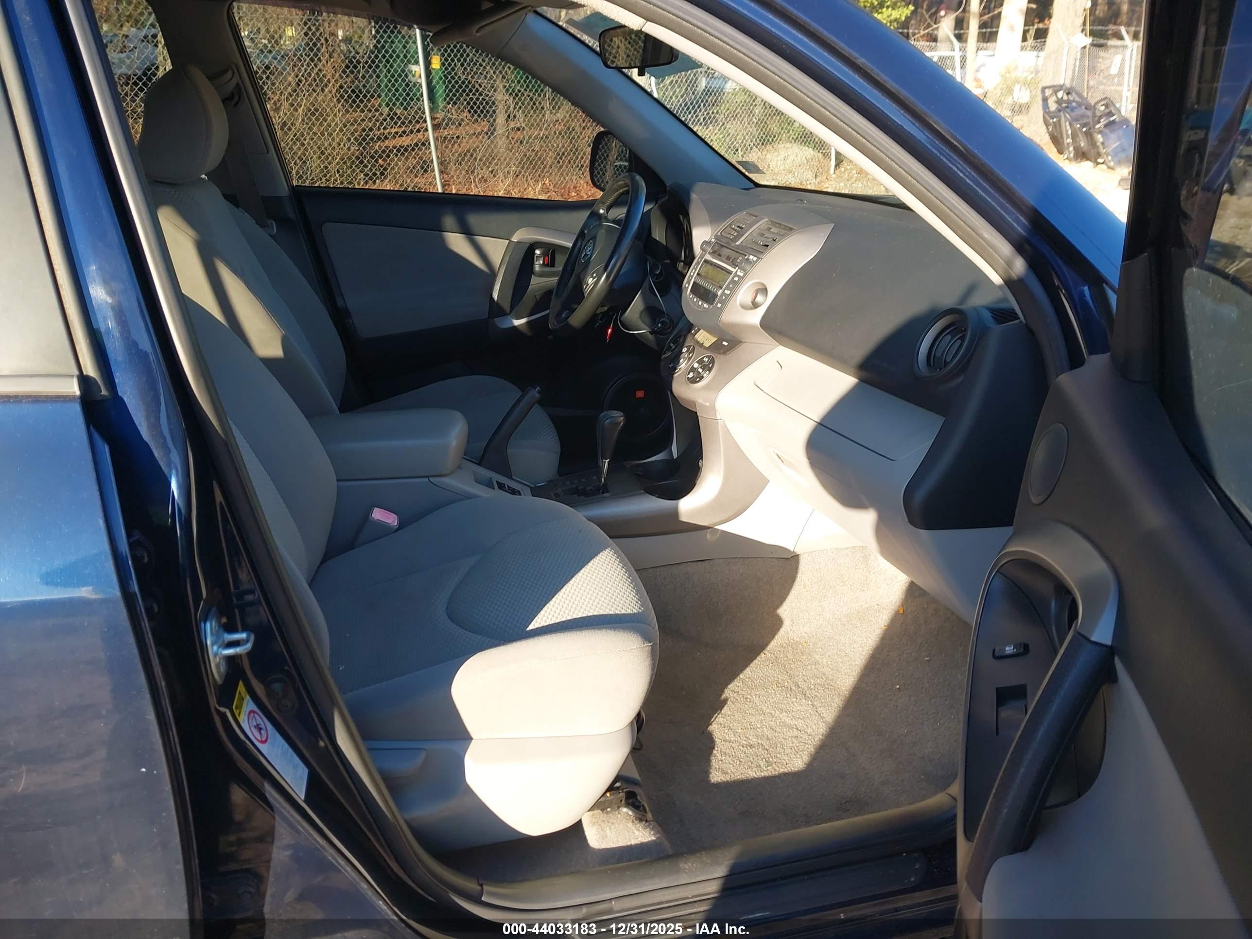 TOYOTA RAV4 image 5