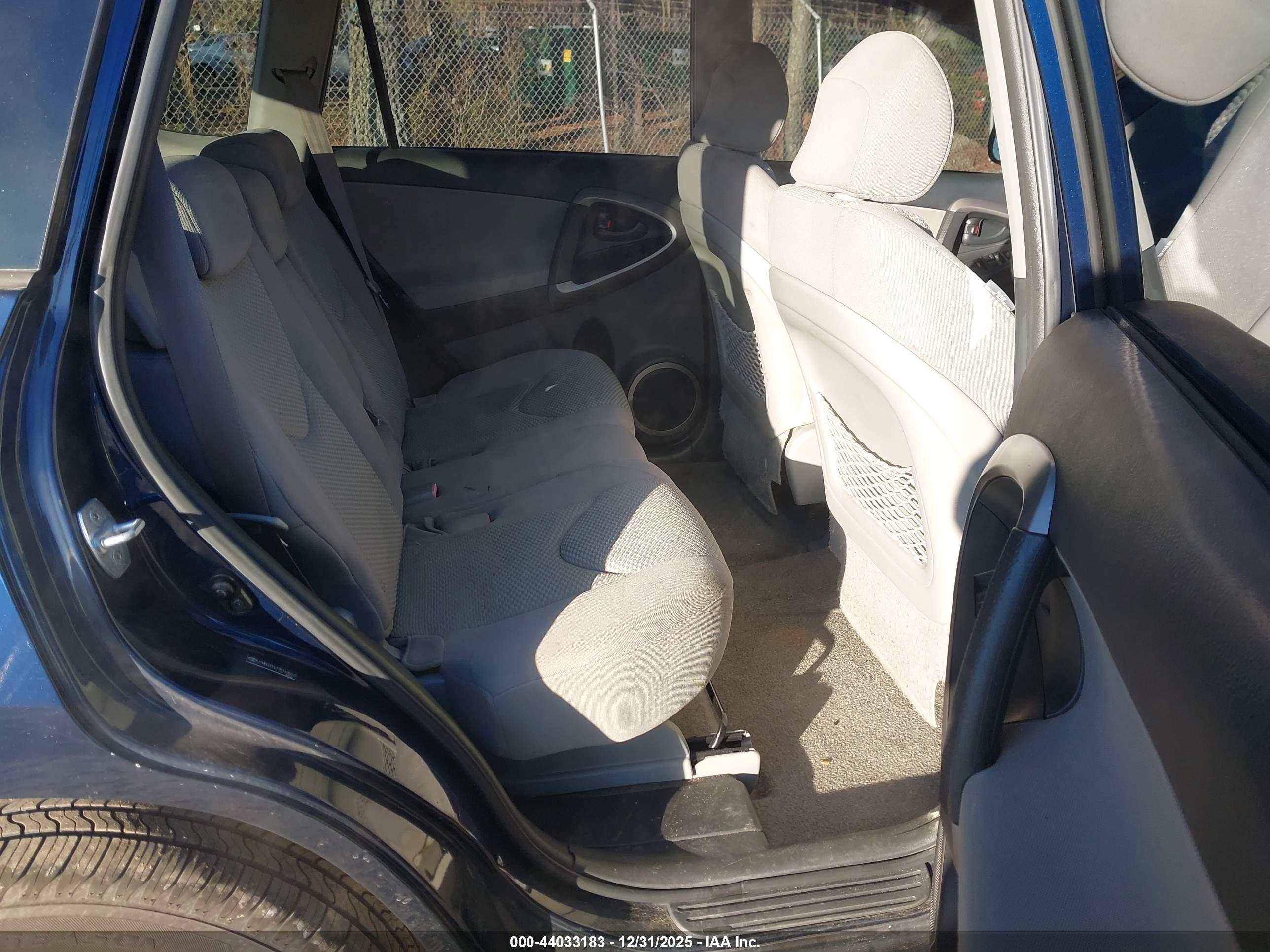 TOYOTA RAV4 image 8