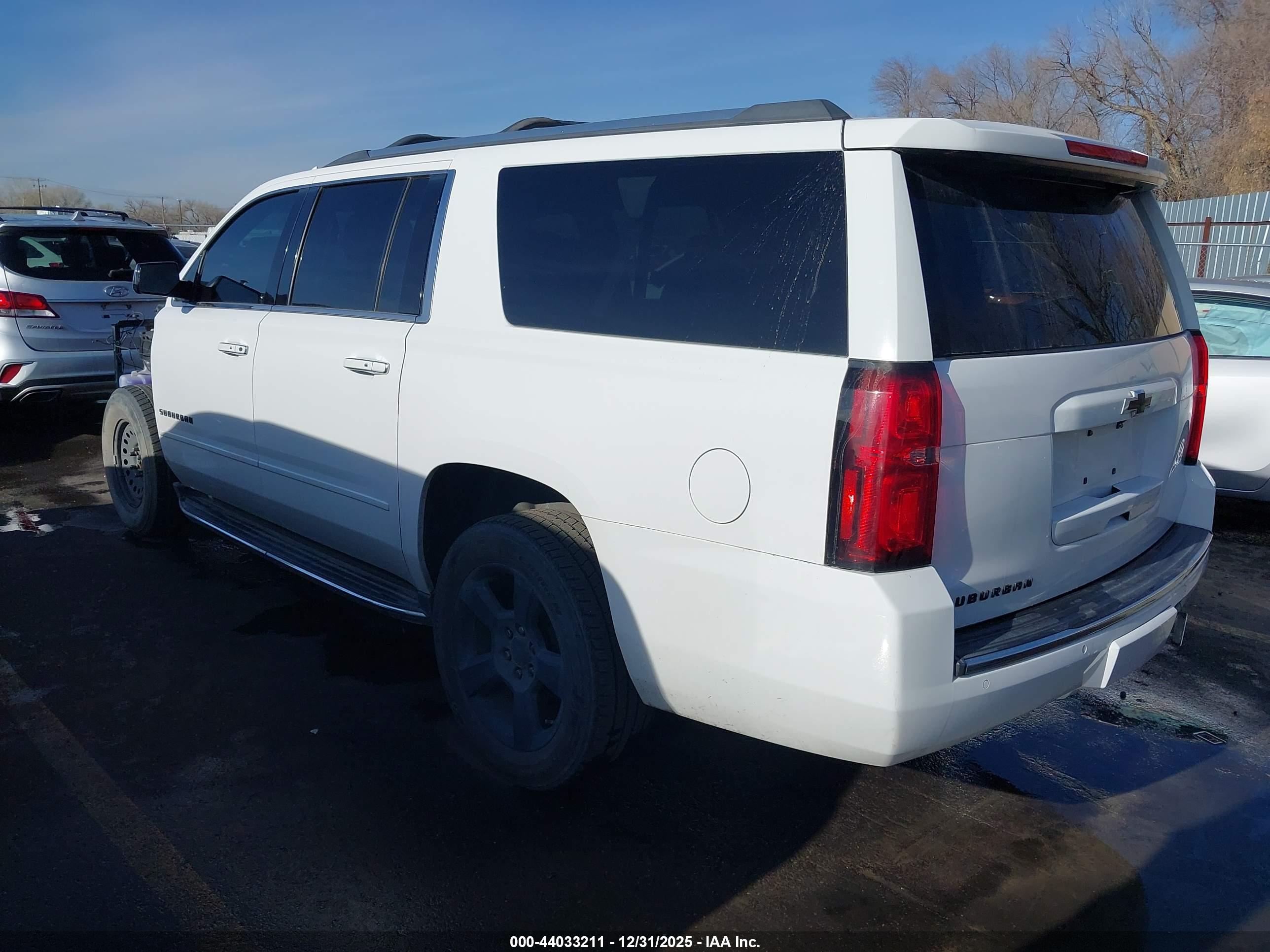 CHEVROLET SUBURBAN image 3