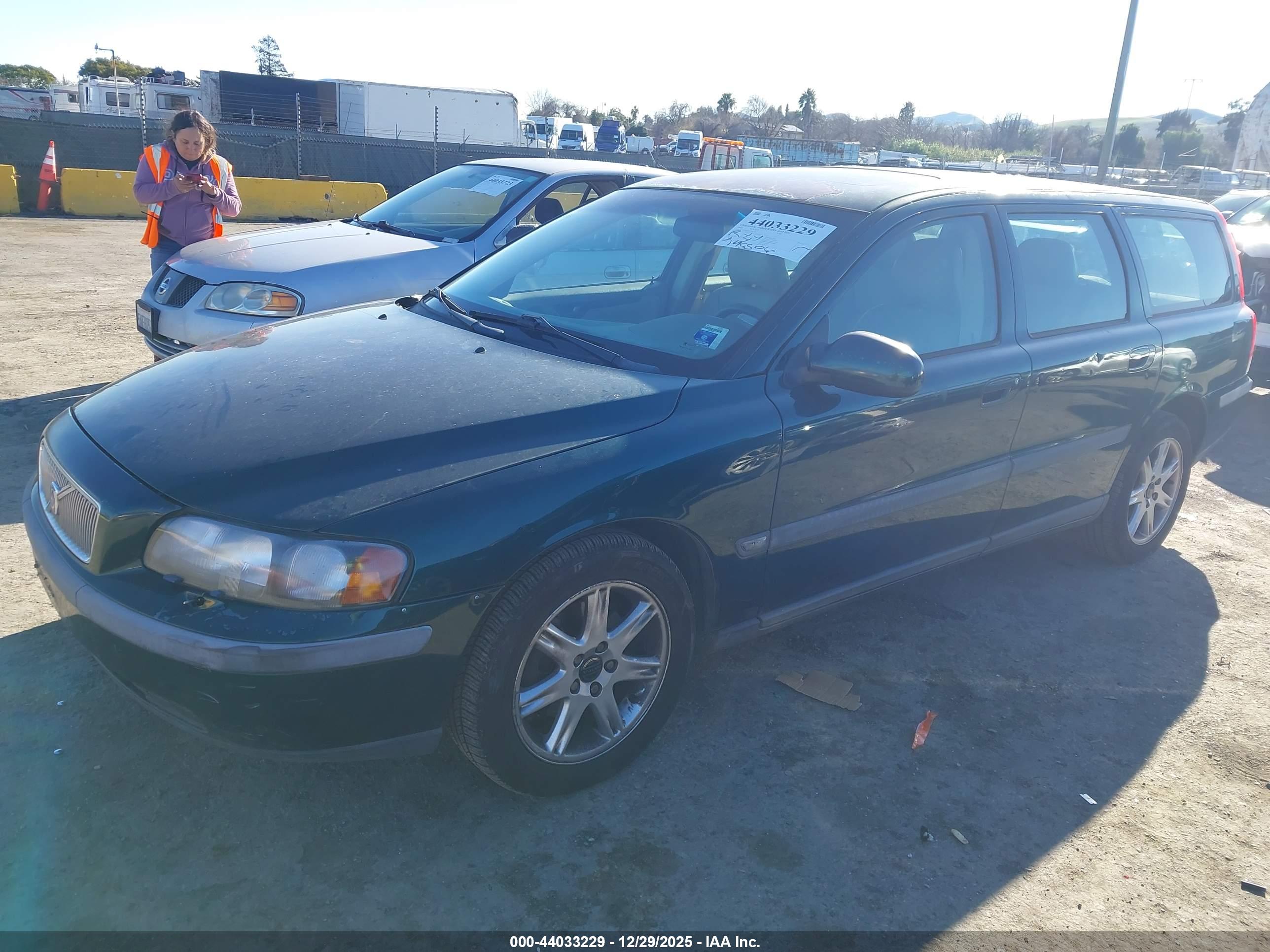 VOLVO V70 image 2