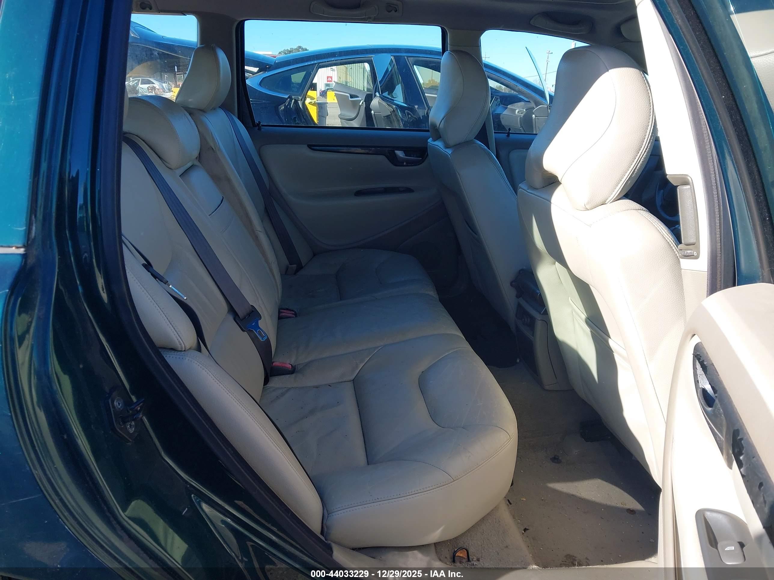 VOLVO V70 image 8