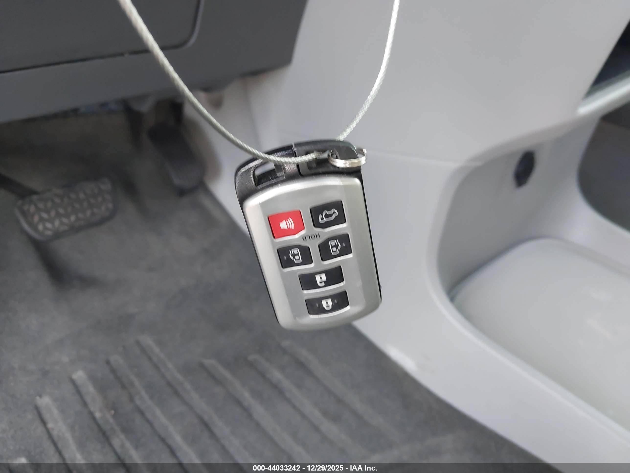 TOYOTA SIENNA image 11