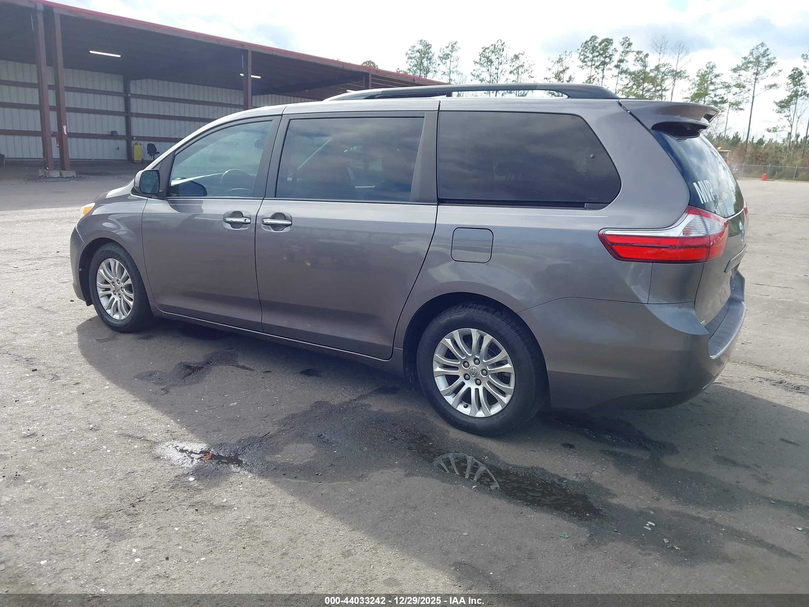 TOYOTA SIENNA image 3