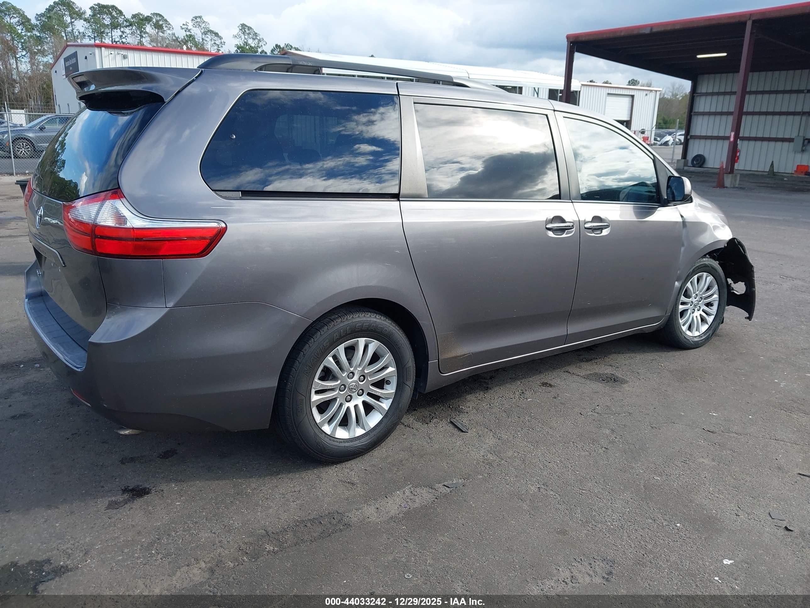 TOYOTA SIENNA image 4