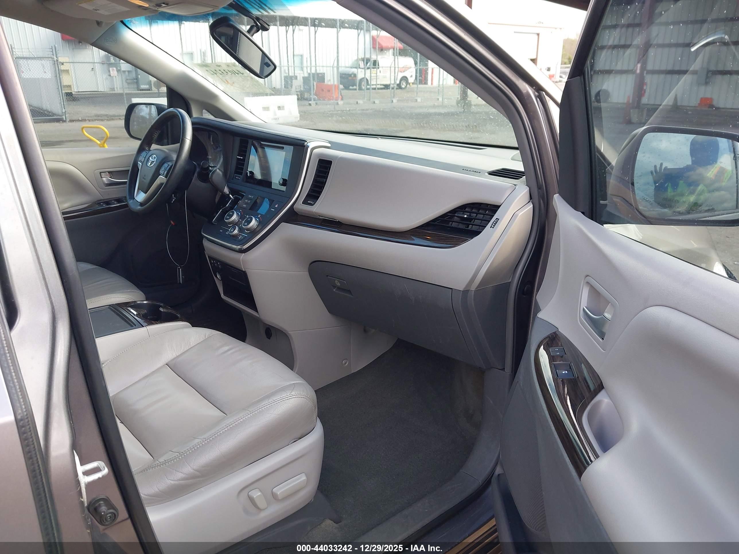 TOYOTA SIENNA image 5