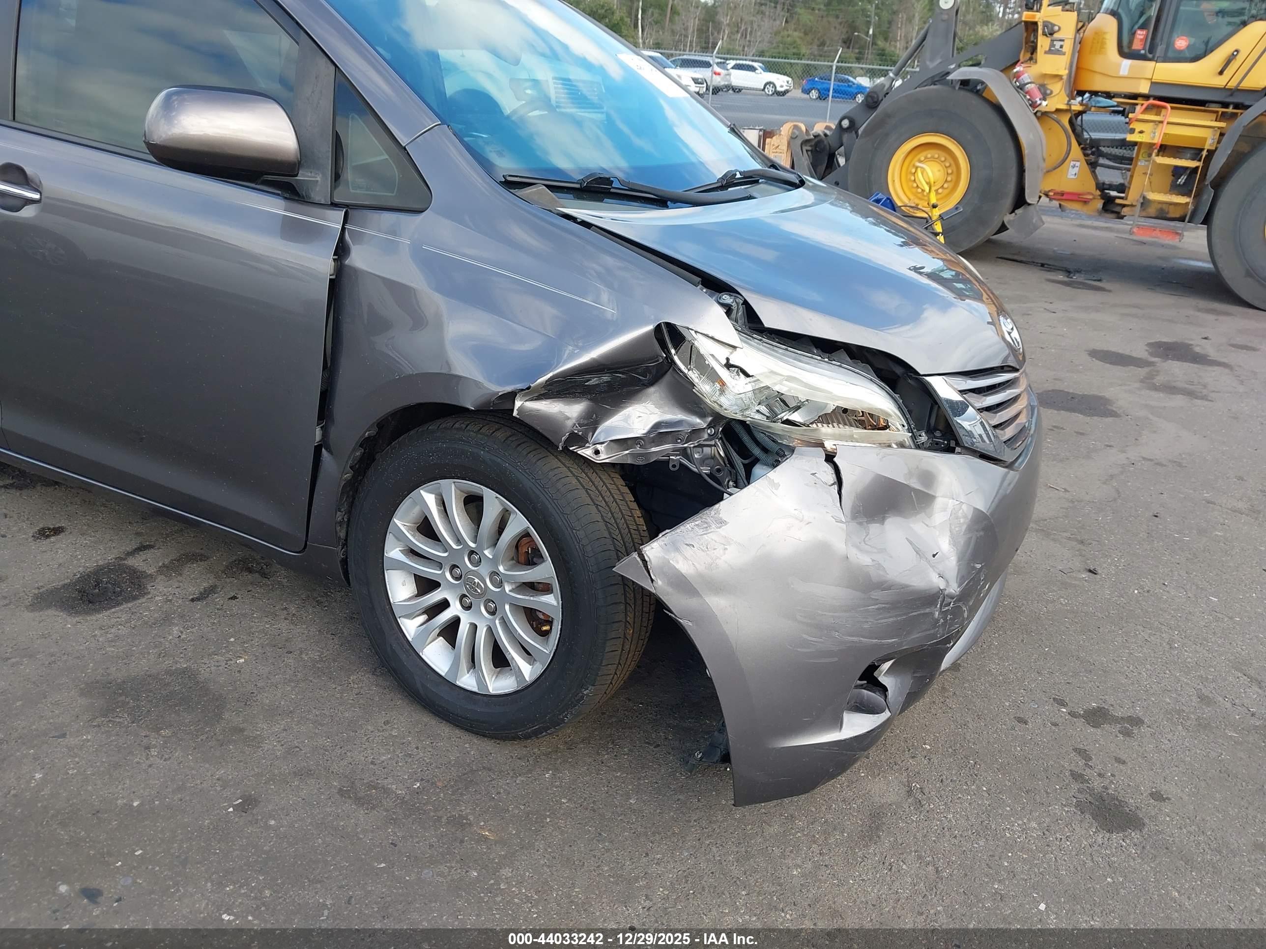 TOYOTA SIENNA image 6